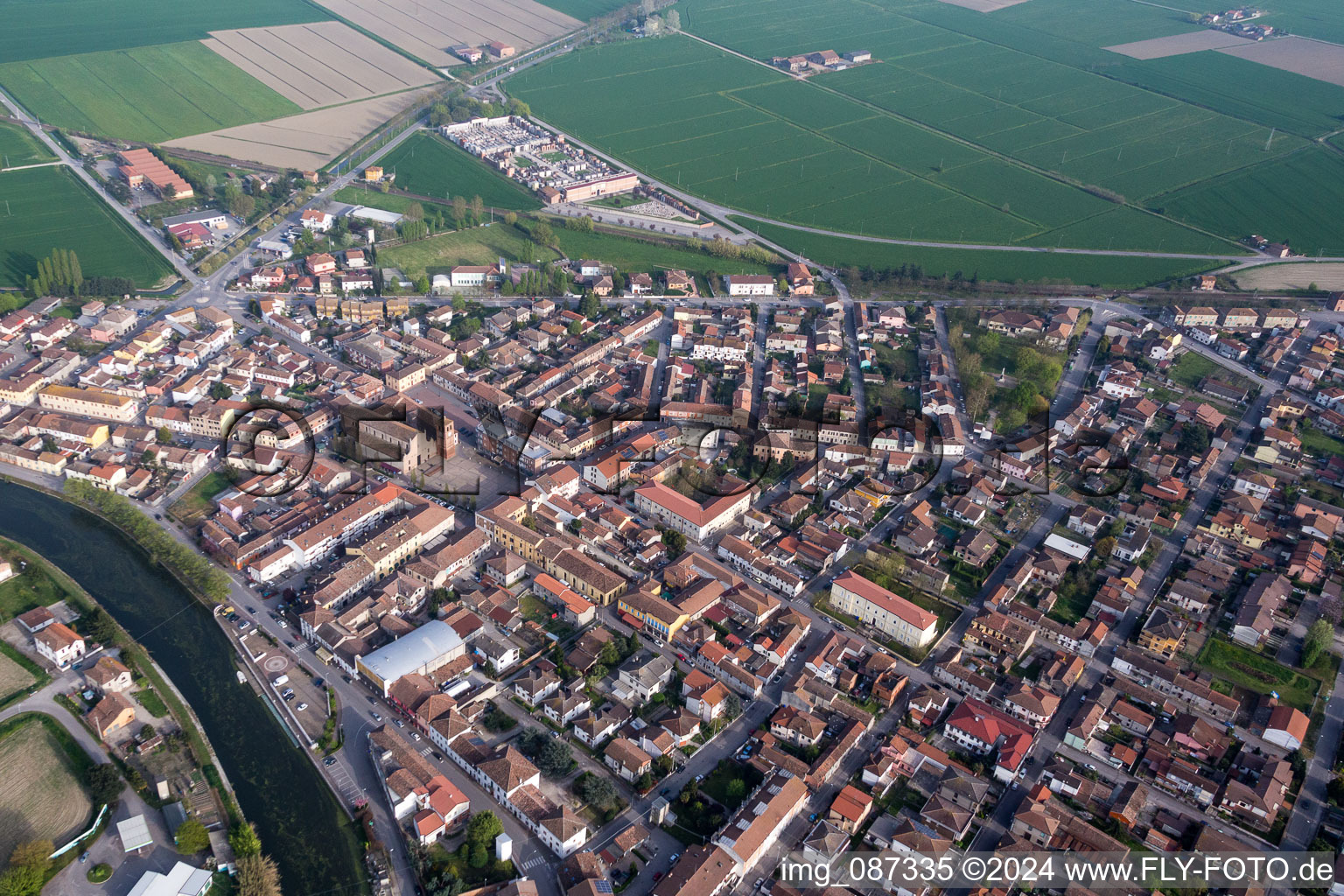 Vue aérienne de Vue des rues et des maisons des quartiers résidentiels à Massa Fiscaglia dans le département Émilie-Romagne, Italie