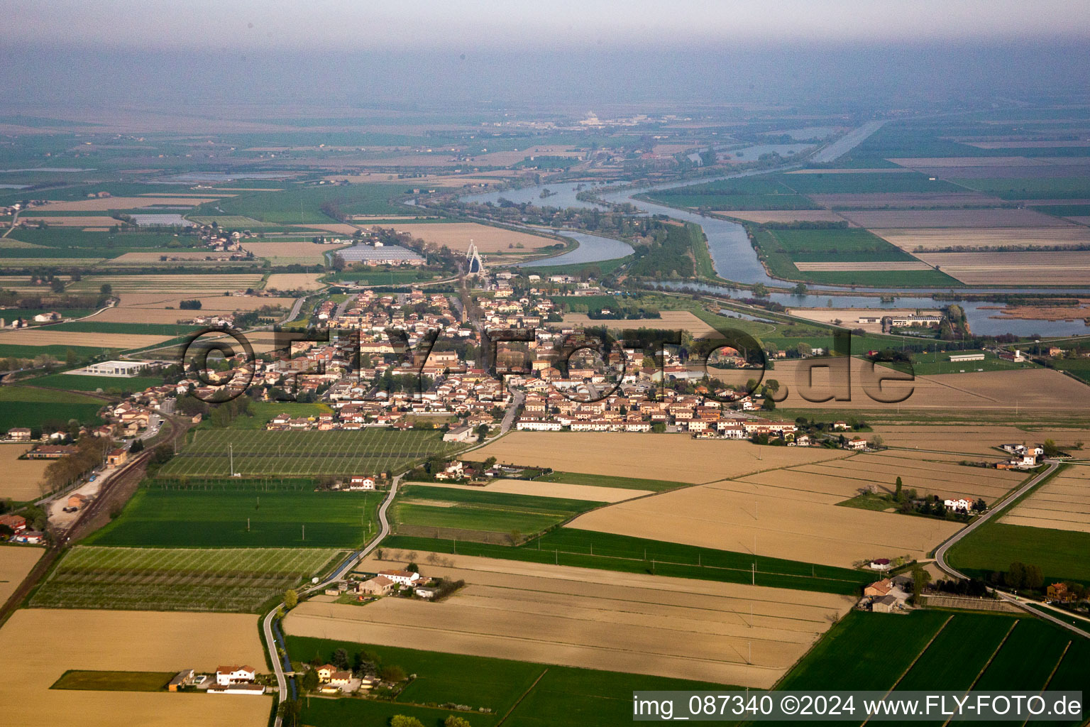 Vue aérienne de Ostellato dans le département Émilie-Romagne, Italie