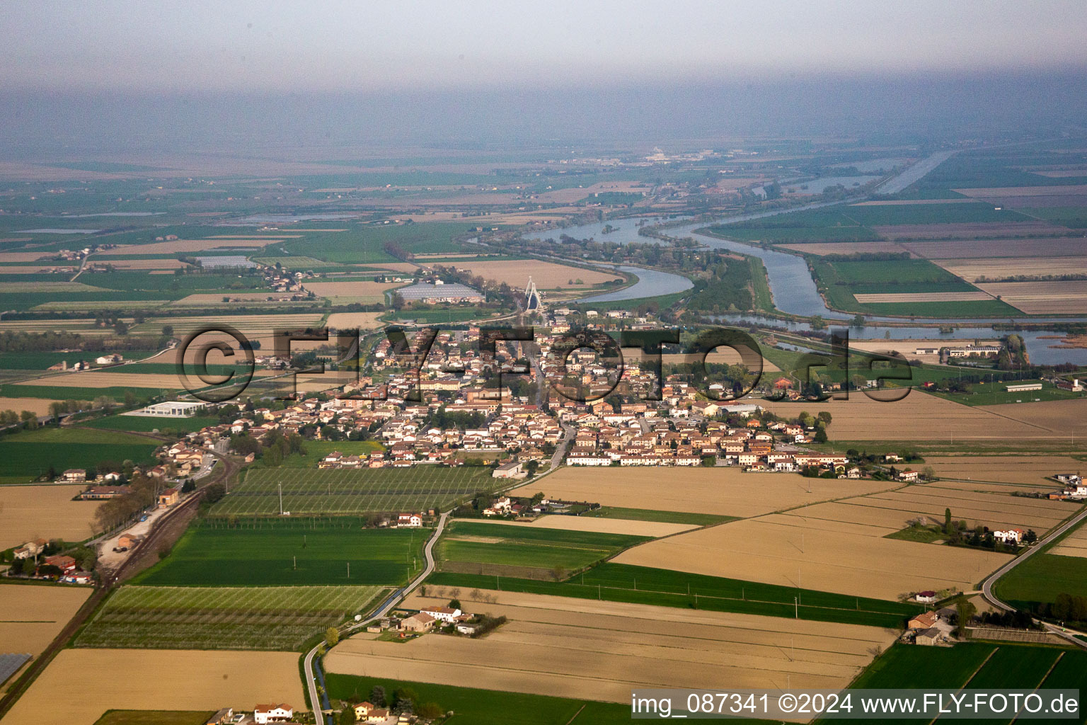 Vue aérienne de Ostellato dans le département Émilie-Romagne, Italie