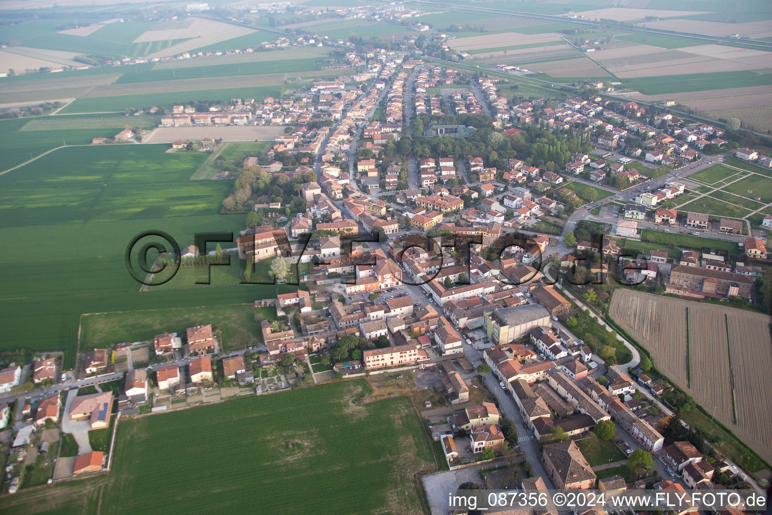 Vue aérienne de Sant'Alberto dans le département Émilie-Romagne, Italie