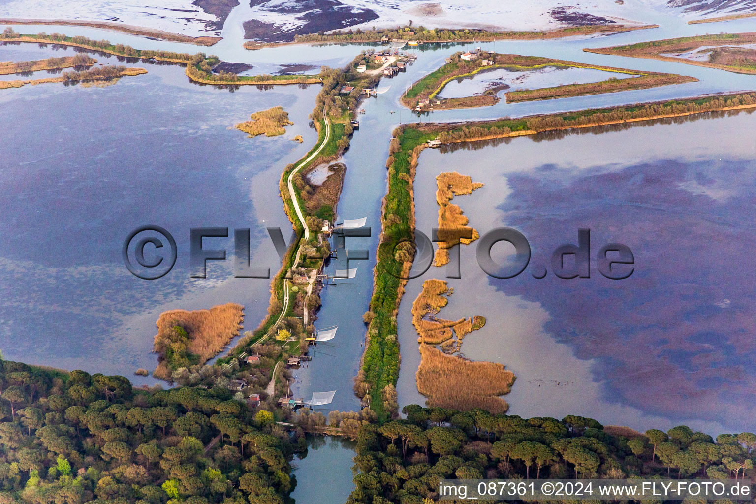 Vue aérienne de Filets de pêche sur la jetée sur la côte de l'Adriatique à Marina di Ravenna en Émilie-Romagne à Ravenna dans le département Ravenna, Italie