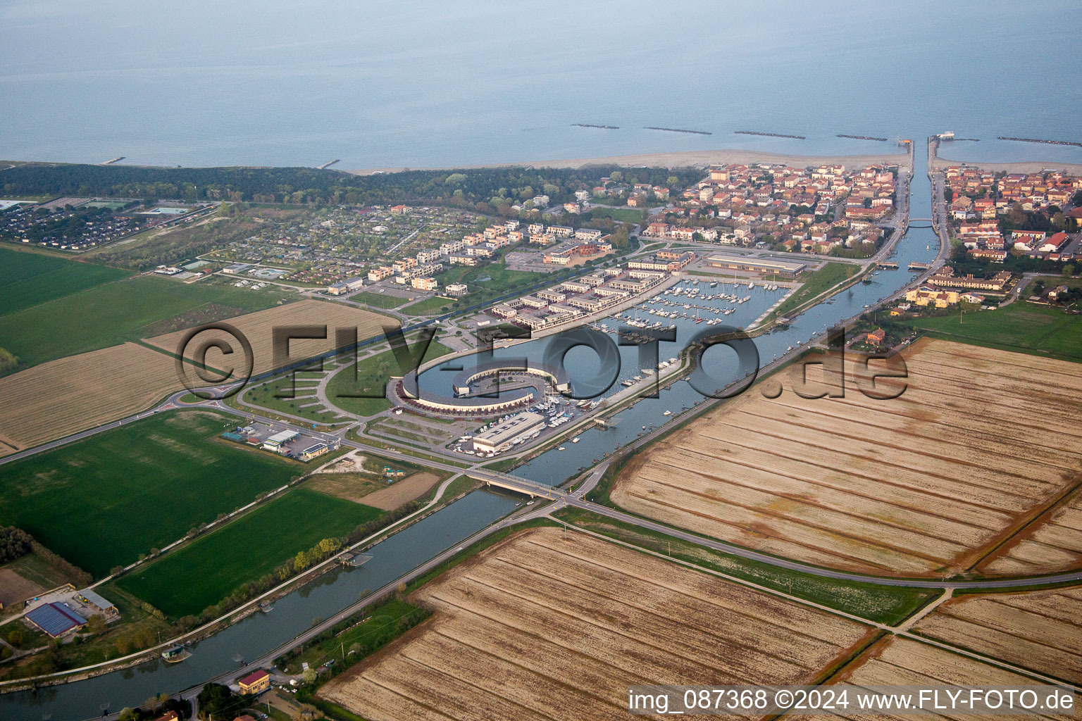 Vue aérienne de Marina avec amarrages pour bateaux de plaisance et postes d'amarrage sur le front de mer de Marina di Porto Reno à Casalborsetti en Émilie-Romagne à Ravenna dans le département Ravenna, Italie