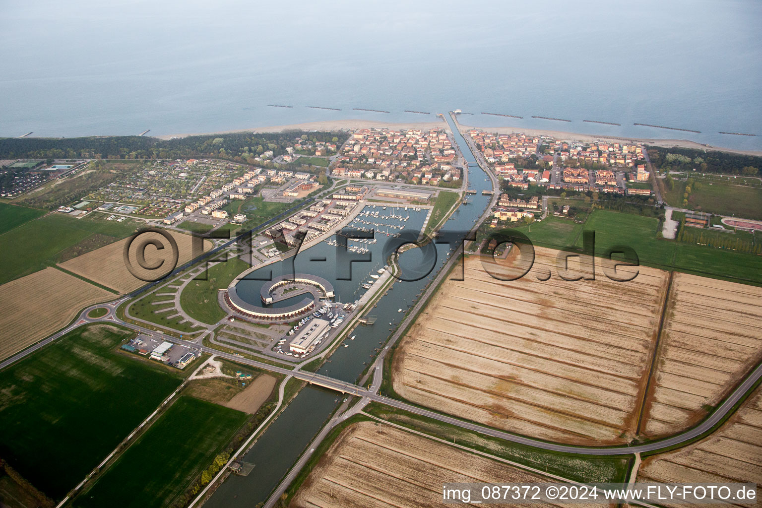 Vue oblique de Casalborsetti dans le département Émilie-Romagne, Italie