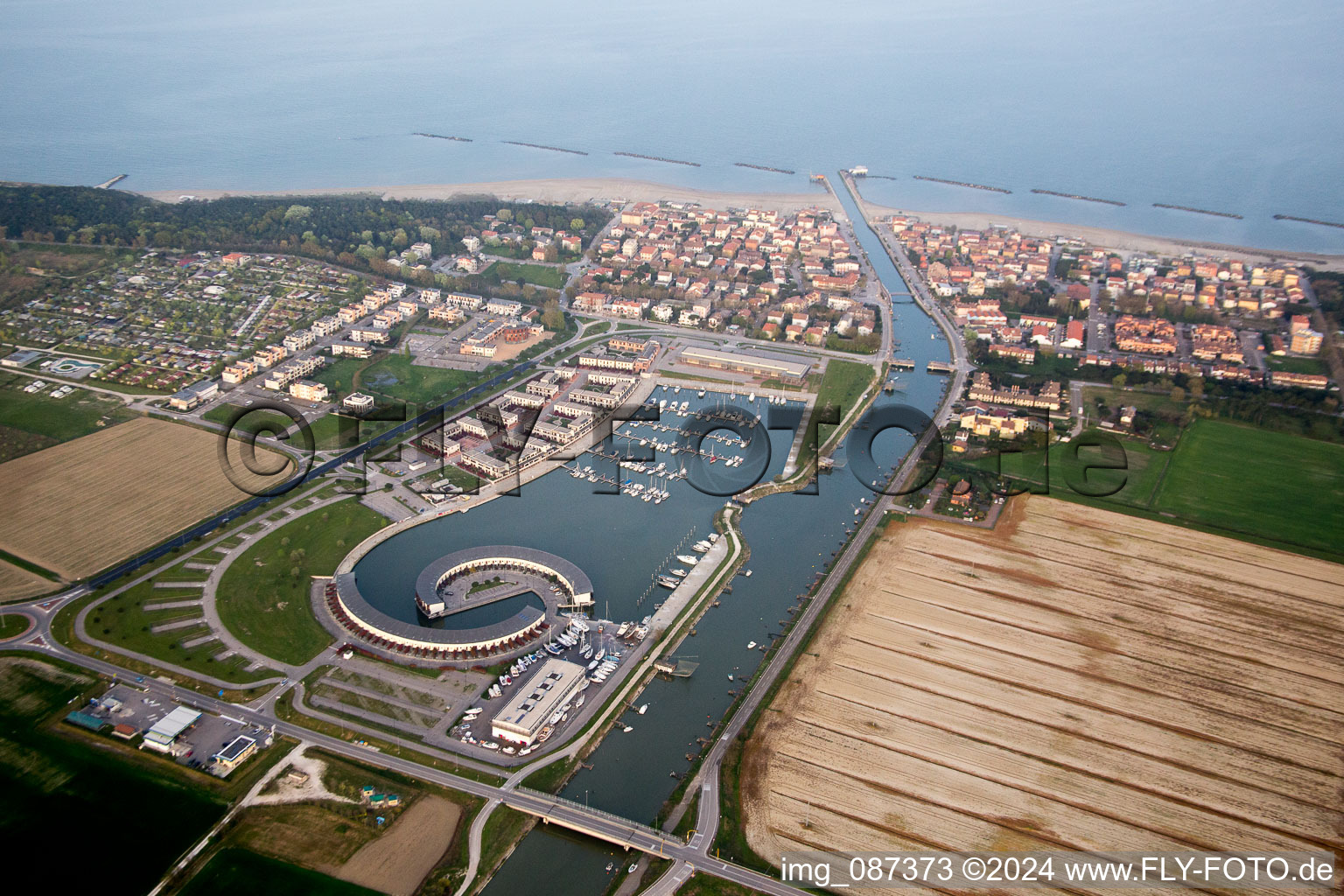 Vue aérienne de Marina avec amarrages pour bateaux de plaisance et postes d'amarrage sur le front de mer de Marina di Porto Reno à Casalborsetti en Émilie-Romagne à Ravenna dans le département Ravenna, Italie