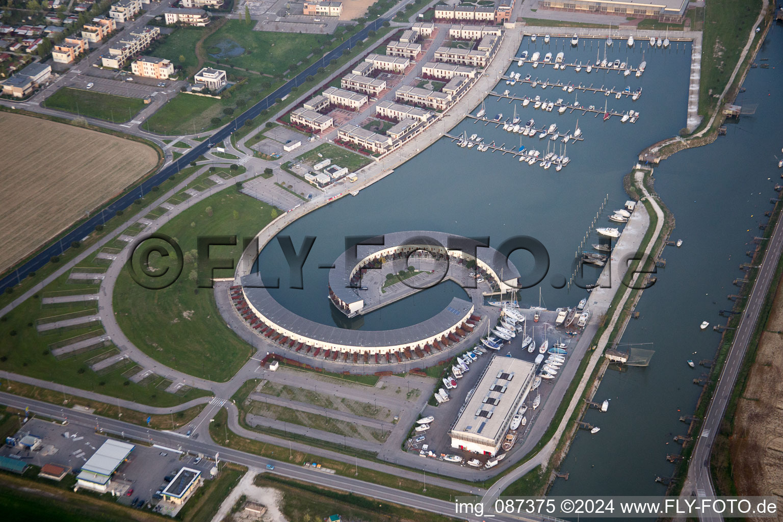 Photographie aérienne de Marina avec amarrages pour bateaux de plaisance et postes d'amarrage sur le front de mer de Marina di Porto Reno à Casalborsetti en Émilie-Romagne à Ravenna dans le département Ravenna, Italie