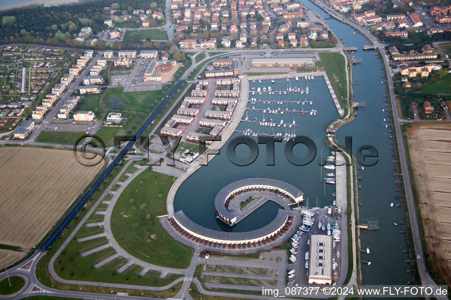 Vue oblique de Marina avec amarrages pour bateaux de plaisance et postes d'amarrage sur le front de mer de Marina di Porto Reno à Casalborsetti en Émilie-Romagne à Ravenna dans le département Ravenna, Italie