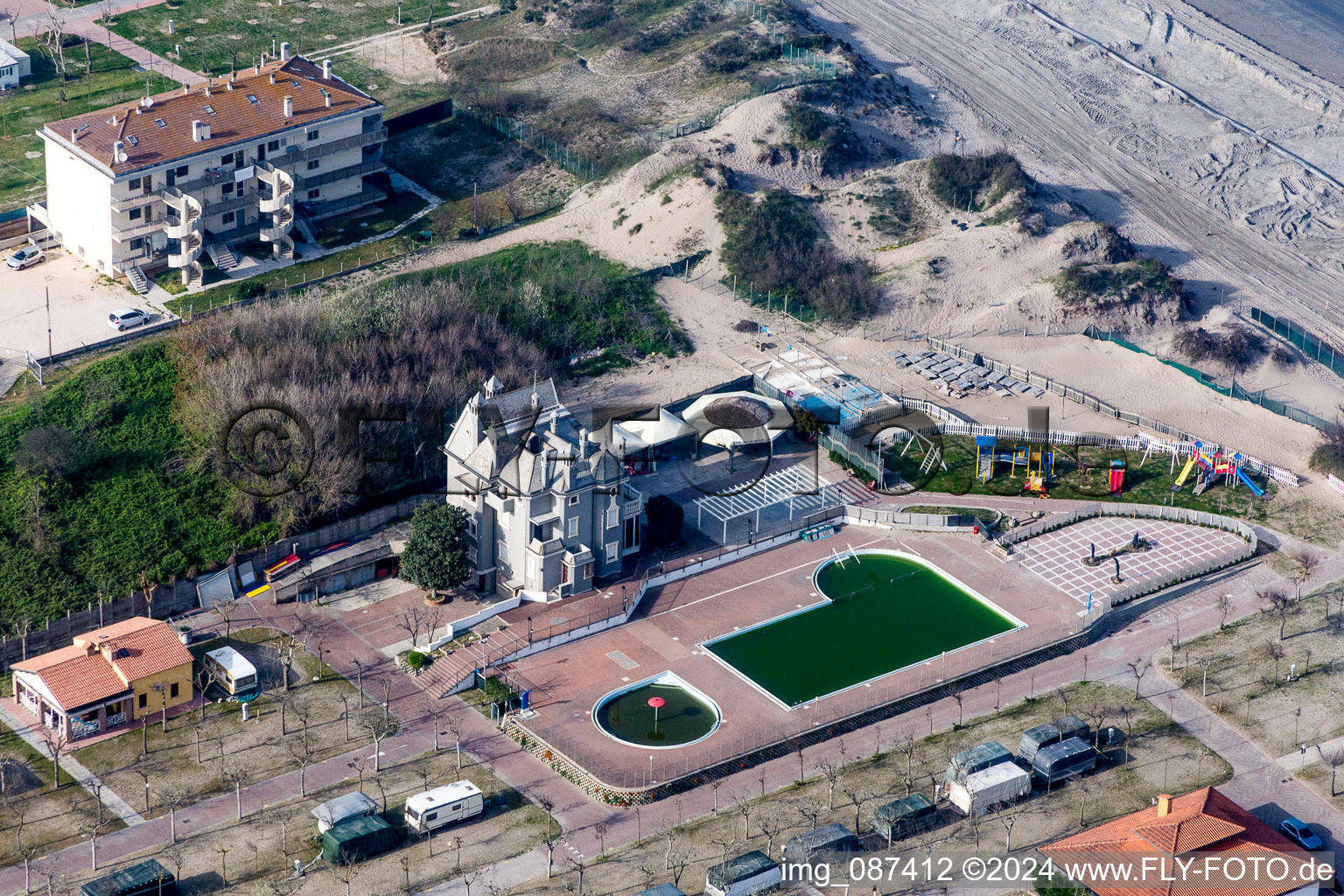 Vue aérienne de Camping de dépendance Village Internazionale avec piscine et plage sur la côte Adriatique en Vénétie à Chioggia dans le département Metropolitanstadt Venedig, Italie