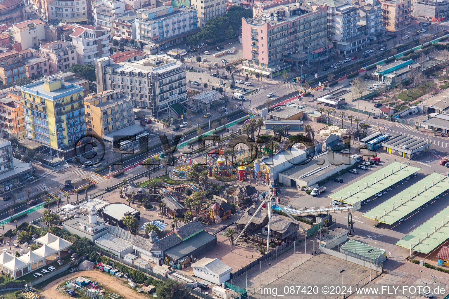 Vue aérienne de Parc d'attractions sur la plage à Chioggia dans le département Metropolitanstadt Venedig, Italie