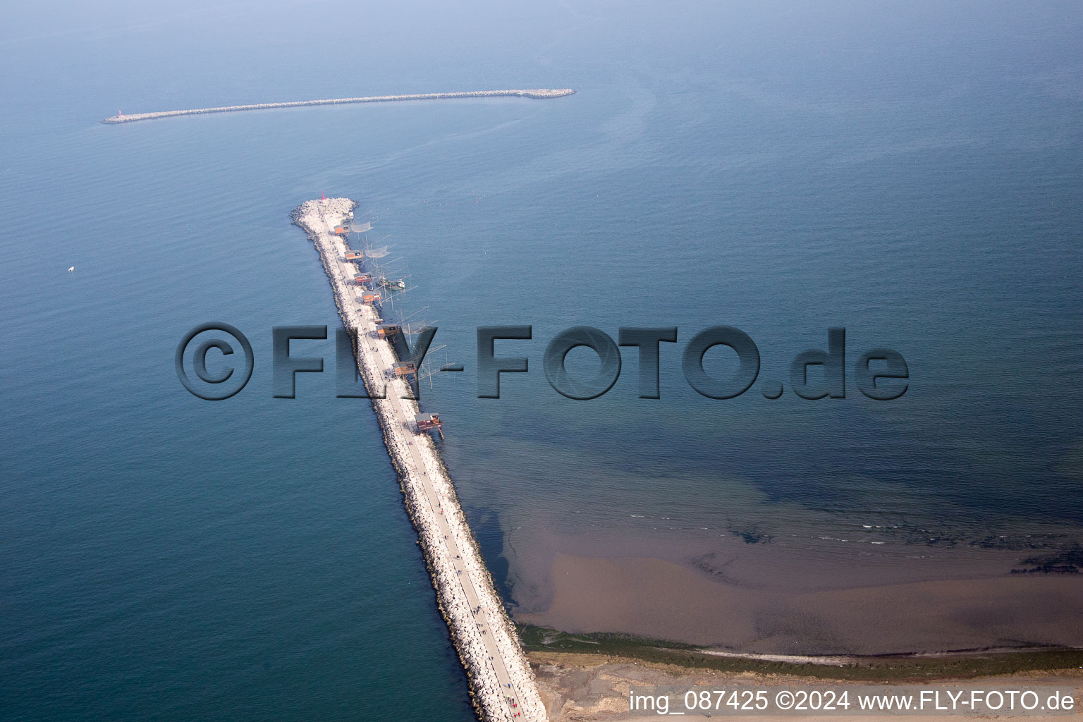 Vue aérienne de Sottomarina à Faro dans le département Vénétie, Italie