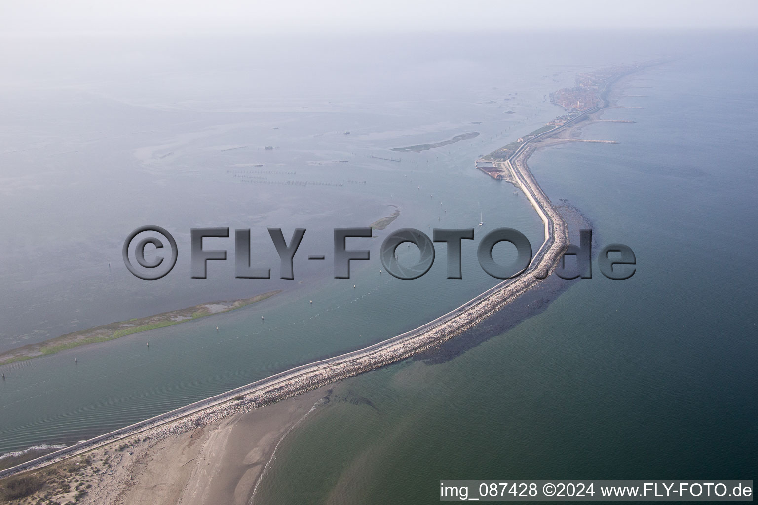 Vue oblique de Sottomarina à Faro dans le département Vénétie, Italie