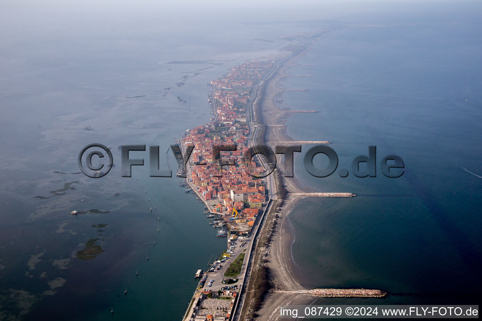 Vue aérienne de Vénétie à le quartier Pellestrina in Venedig dans le département Metropolitanstadt Venedig, Italie