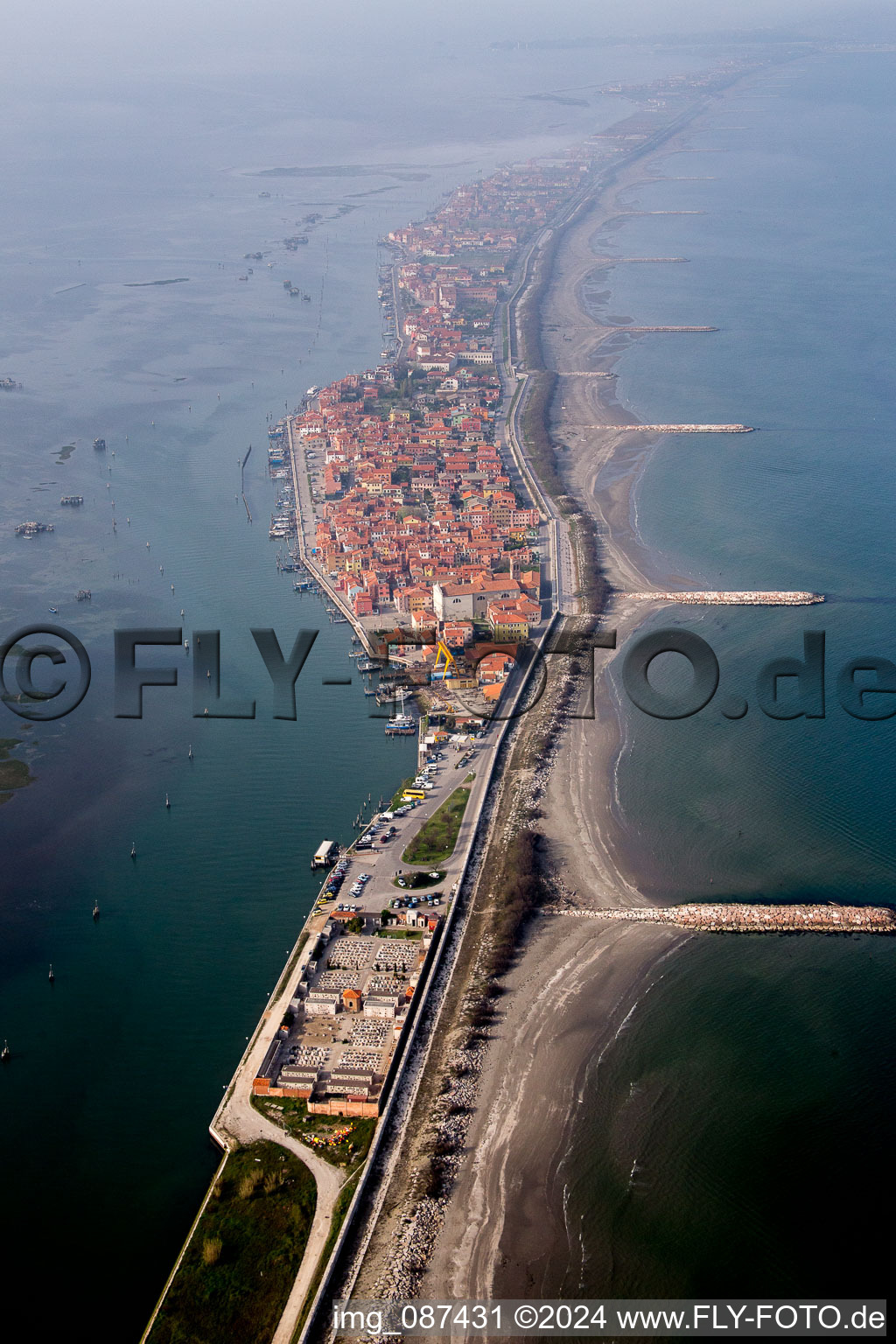 Vue aérienne de Vénétie à le quartier Pellestrina in Venedig dans le département Metropolitanstadt Venedig, Italie