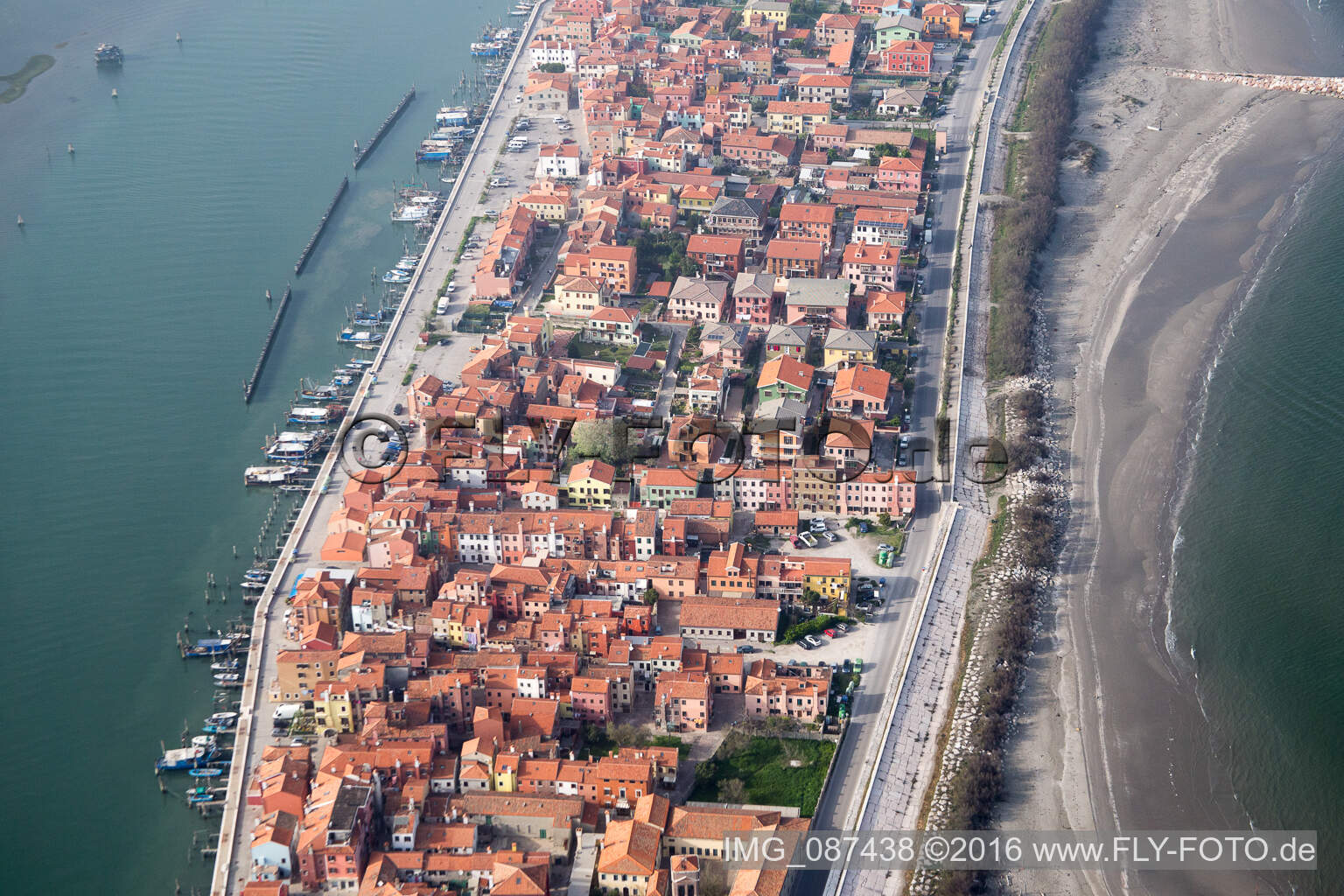 Zone d'habitation dans le quartier Pellestrina à Venise à Pellestrina dans le département Vénétie, Italie vue d'en haut