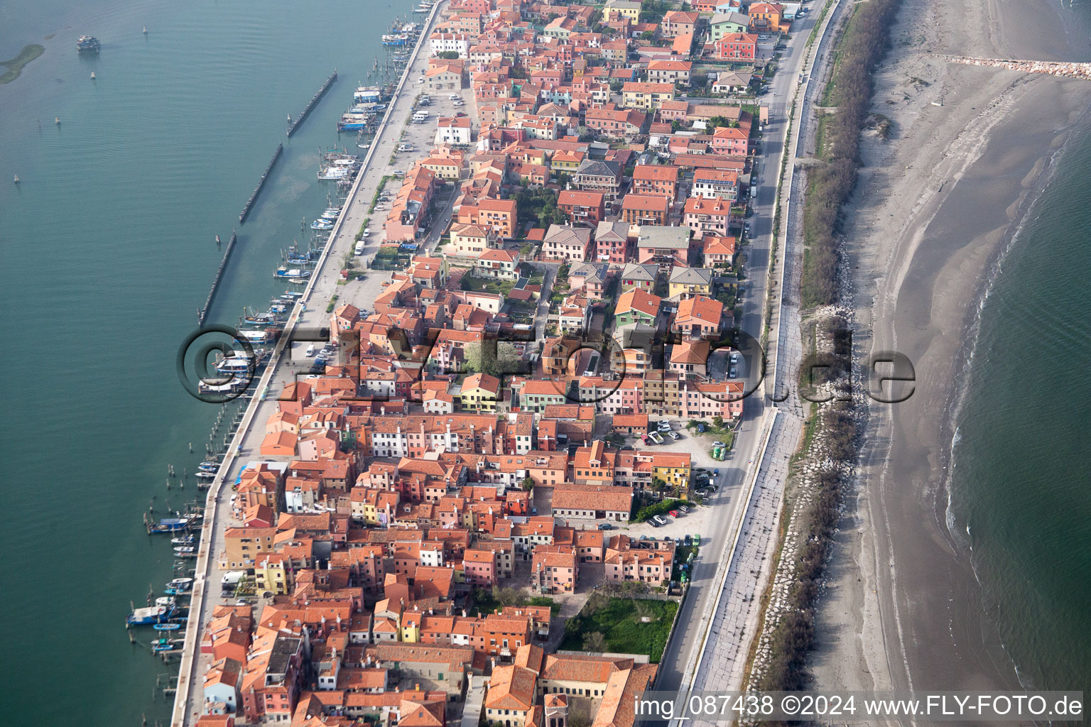 Zone d'habitation dans le quartier Pellestrina à Venise à Pellestrina dans le département Vénétie, Italie vue d'en haut