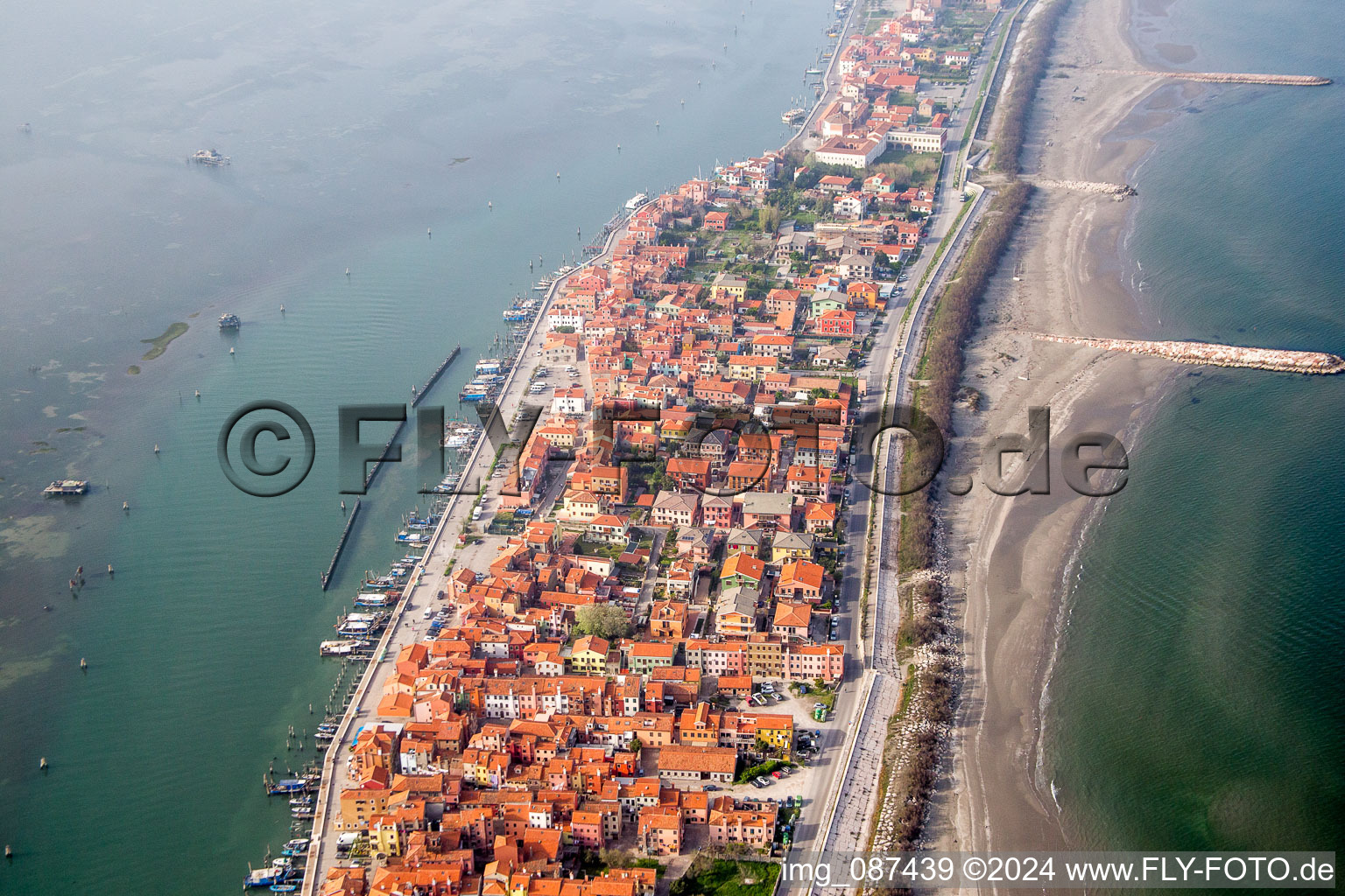 Zone d'habitation dans le quartier Pellestrina à Venise à Pellestrina dans le département Vénétie, Italie depuis l'avion