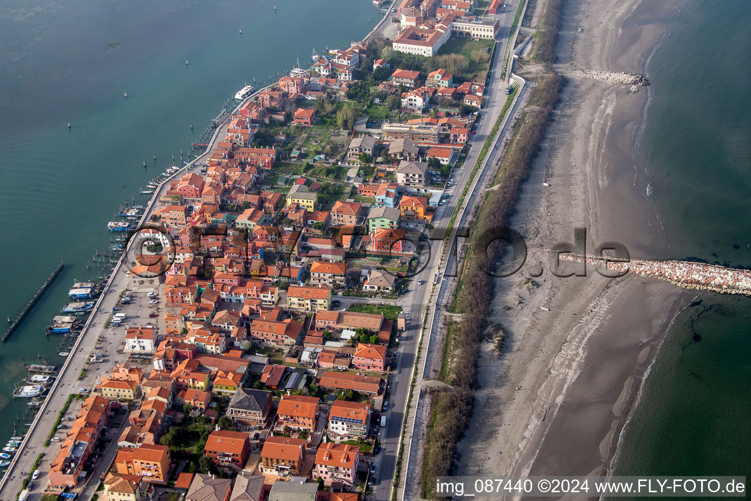 Vue d'oiseau de Zone d'habitation dans le quartier Pellestrina à Venise à Pellestrina dans le département Vénétie, Italie