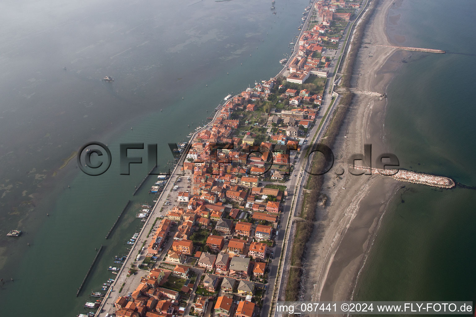 Zone d'habitation dans le quartier Pellestrina à Venise à Pellestrina dans le département Vénétie, Italie vue du ciel