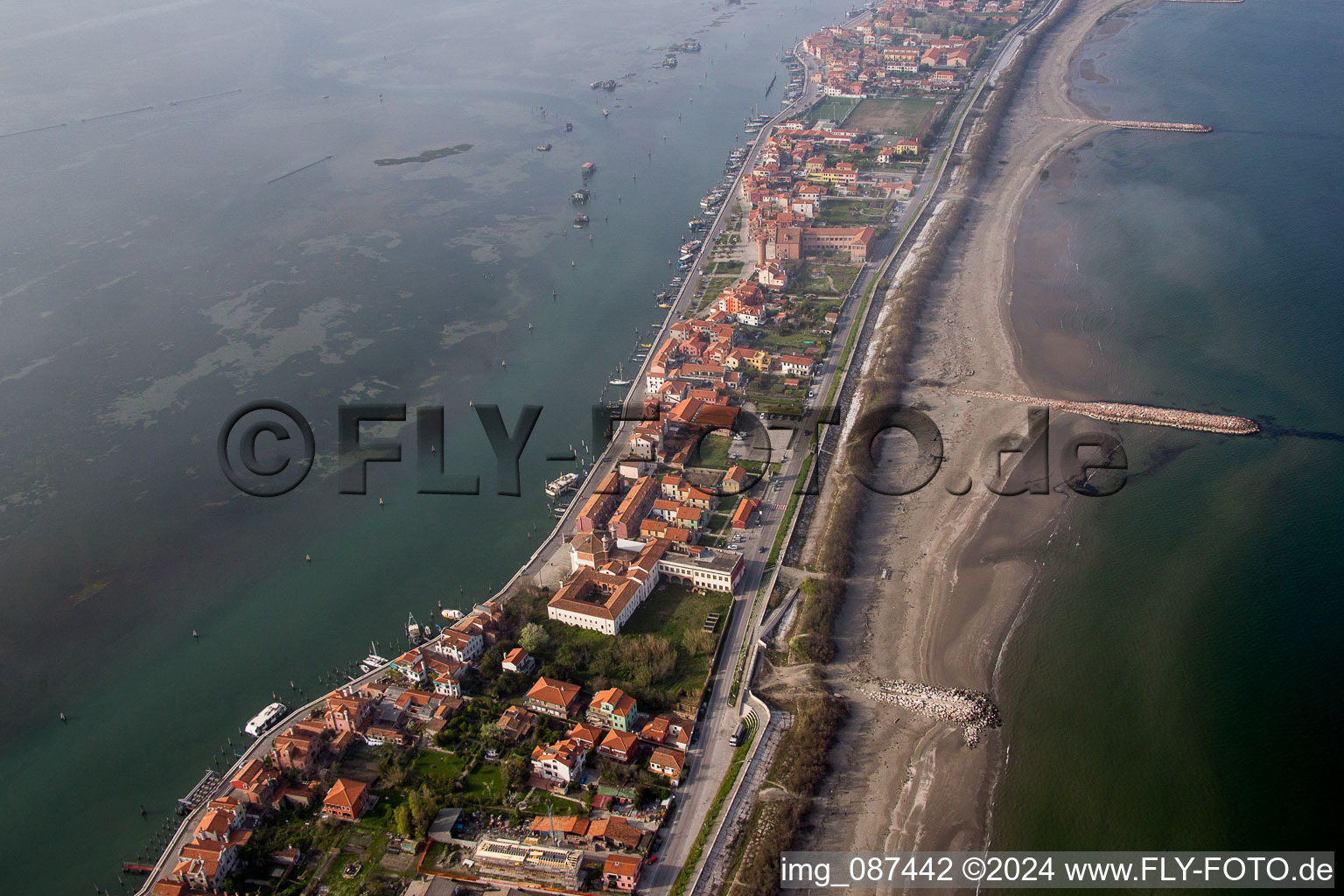 Enregistrement par drone de Zone d'habitation dans le quartier Pellestrina à Venise à Pellestrina dans le département Vénétie, Italie