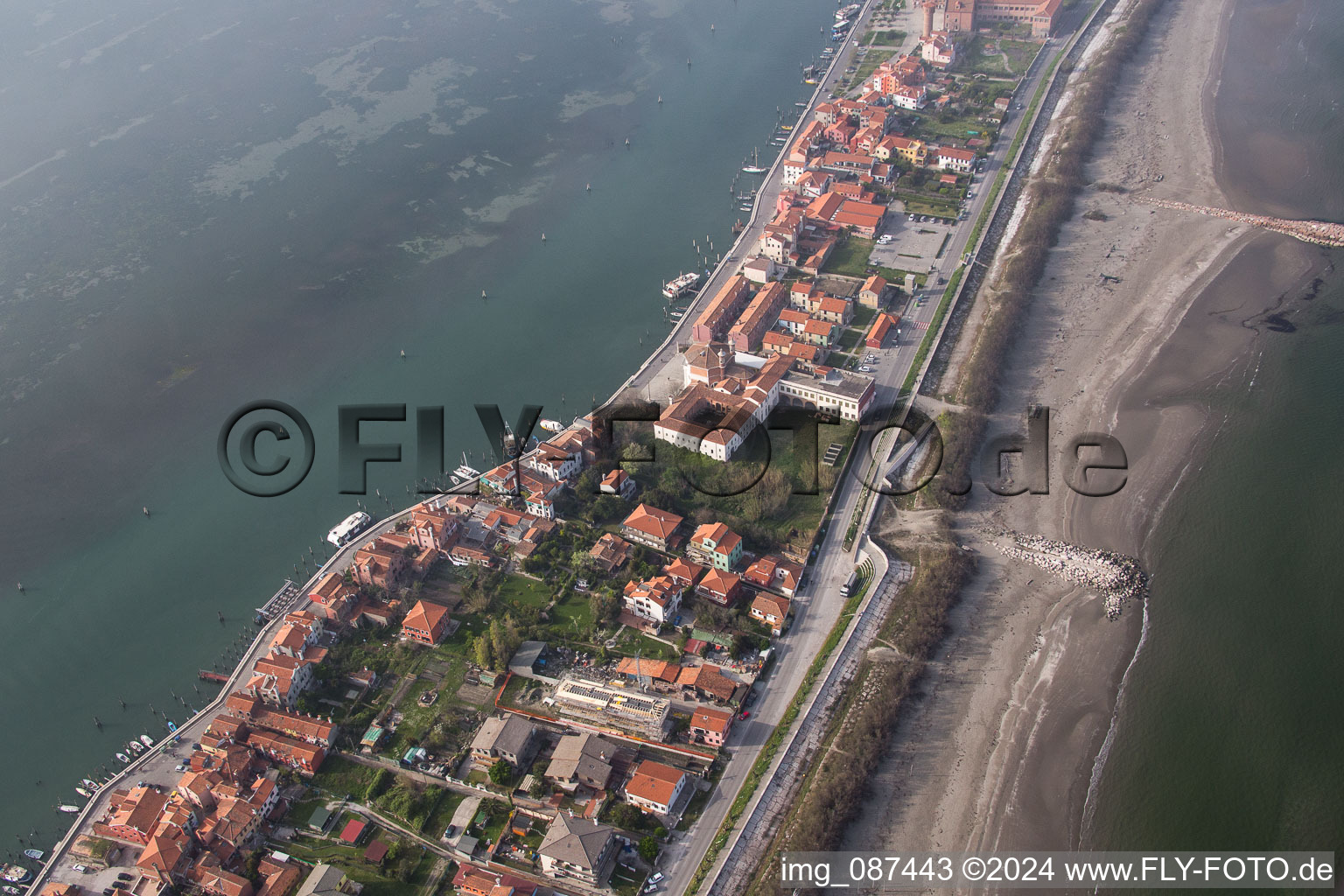 Image drone de Zone d'habitation dans le quartier Pellestrina à Venise à Pellestrina dans le département Vénétie, Italie