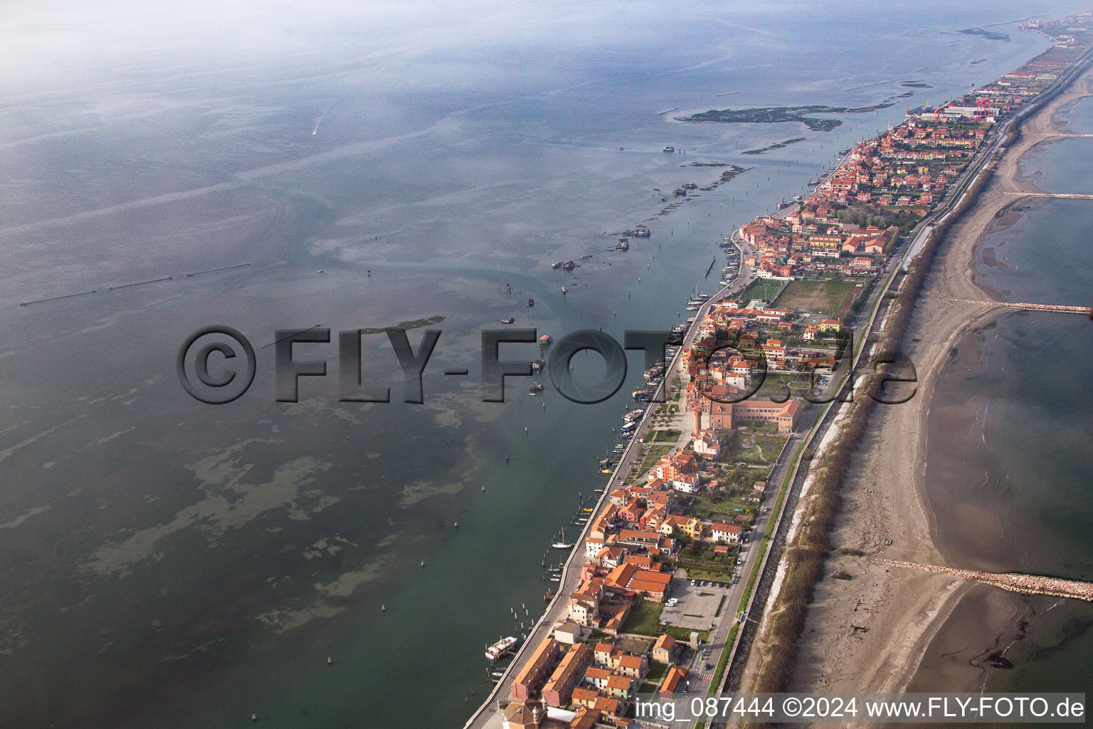 Zone d'habitation dans le quartier Pellestrina à Venise à Pellestrina dans le département Vénétie, Italie du point de vue du drone