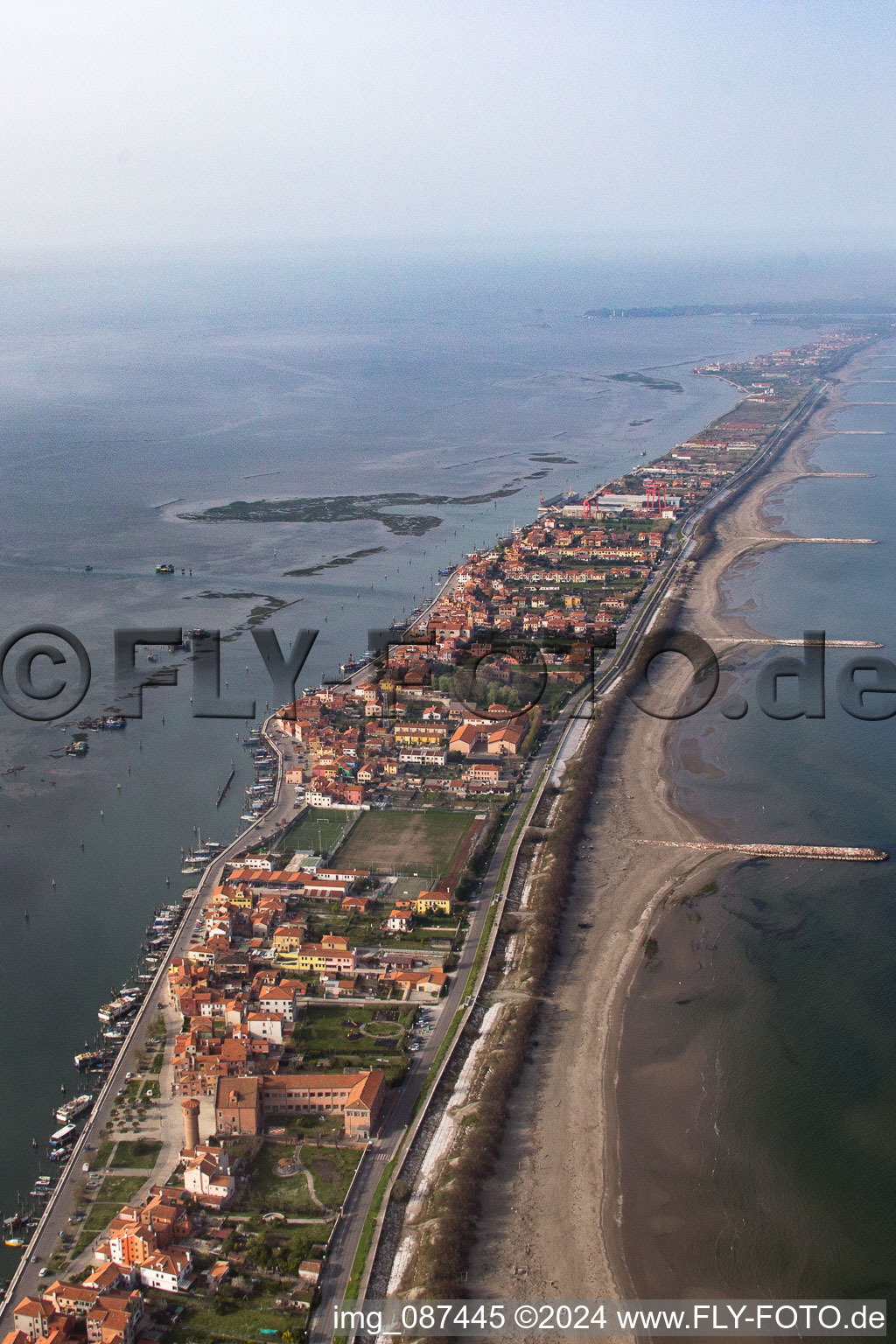 Zone d'habitation dans le quartier Pellestrina à Venise à Pellestrina dans le département Vénétie, Italie d'un drone