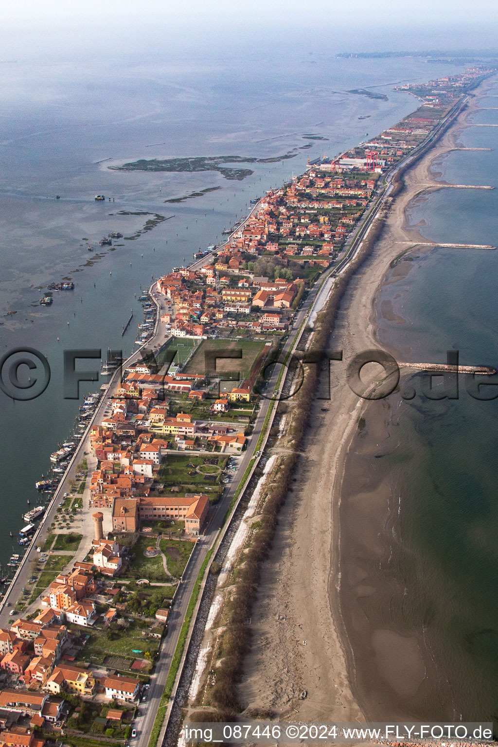 Zone d'habitation dans le quartier Pellestrina à Venise à Pellestrina dans le département Vénétie, Italie vu d'un drone