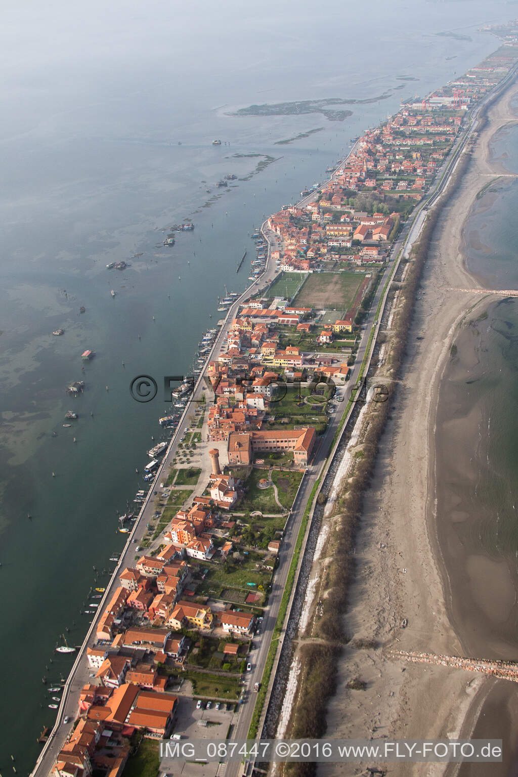 Vue aérienne de Zone d'habitation dans le quartier Pellestrina à Venise à Pellestrina dans le département Vénétie, Italie