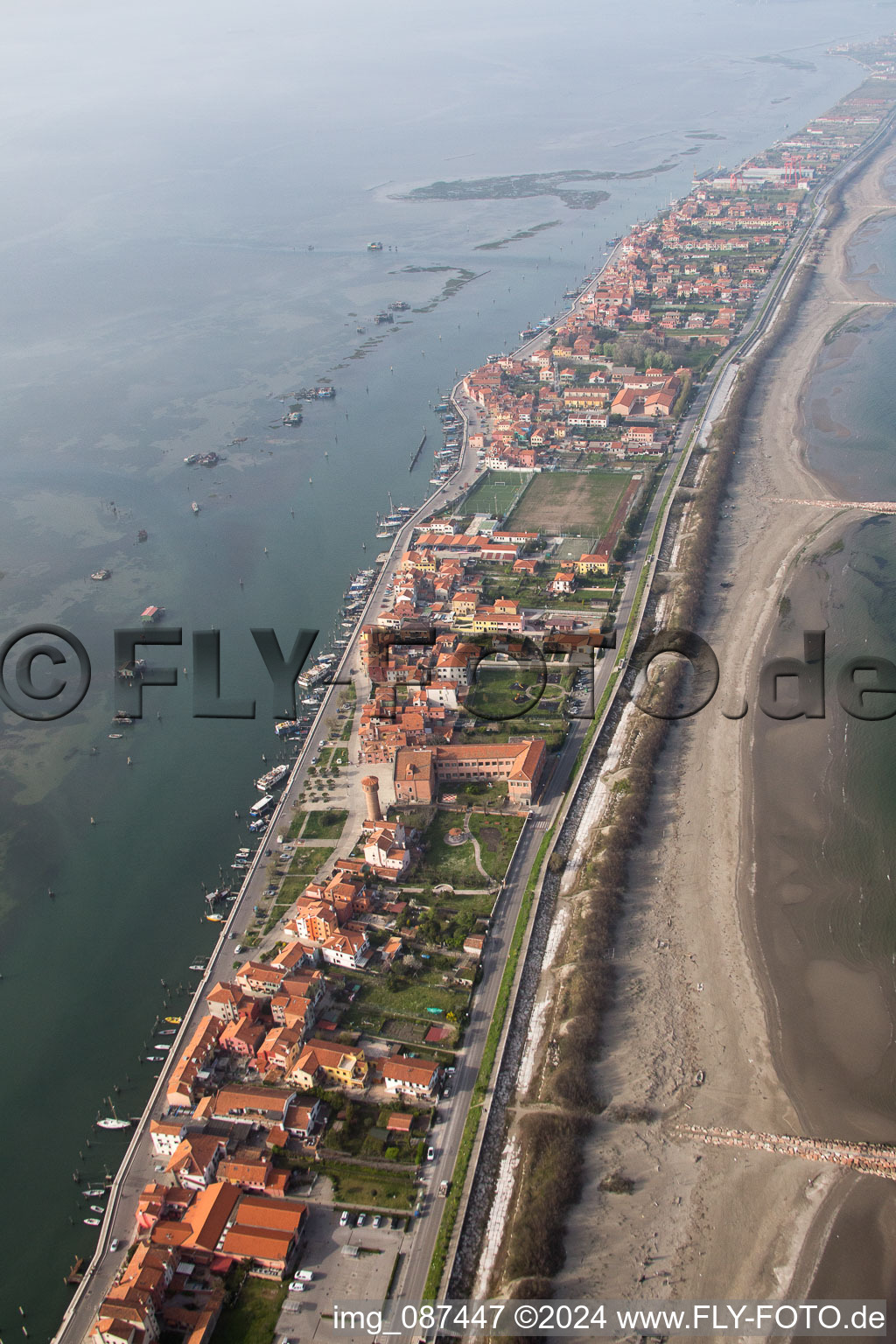 Vue aérienne de Zone d'habitation dans le quartier Pellestrina à Venise à Pellestrina dans le département Vénétie, Italie