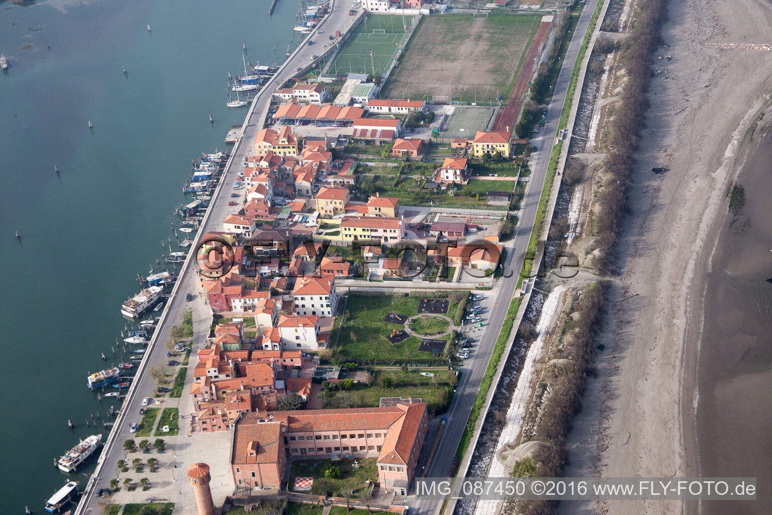 Vue oblique de Zone d'habitation dans le quartier Pellestrina à Venise à Pellestrina dans le département Vénétie, Italie