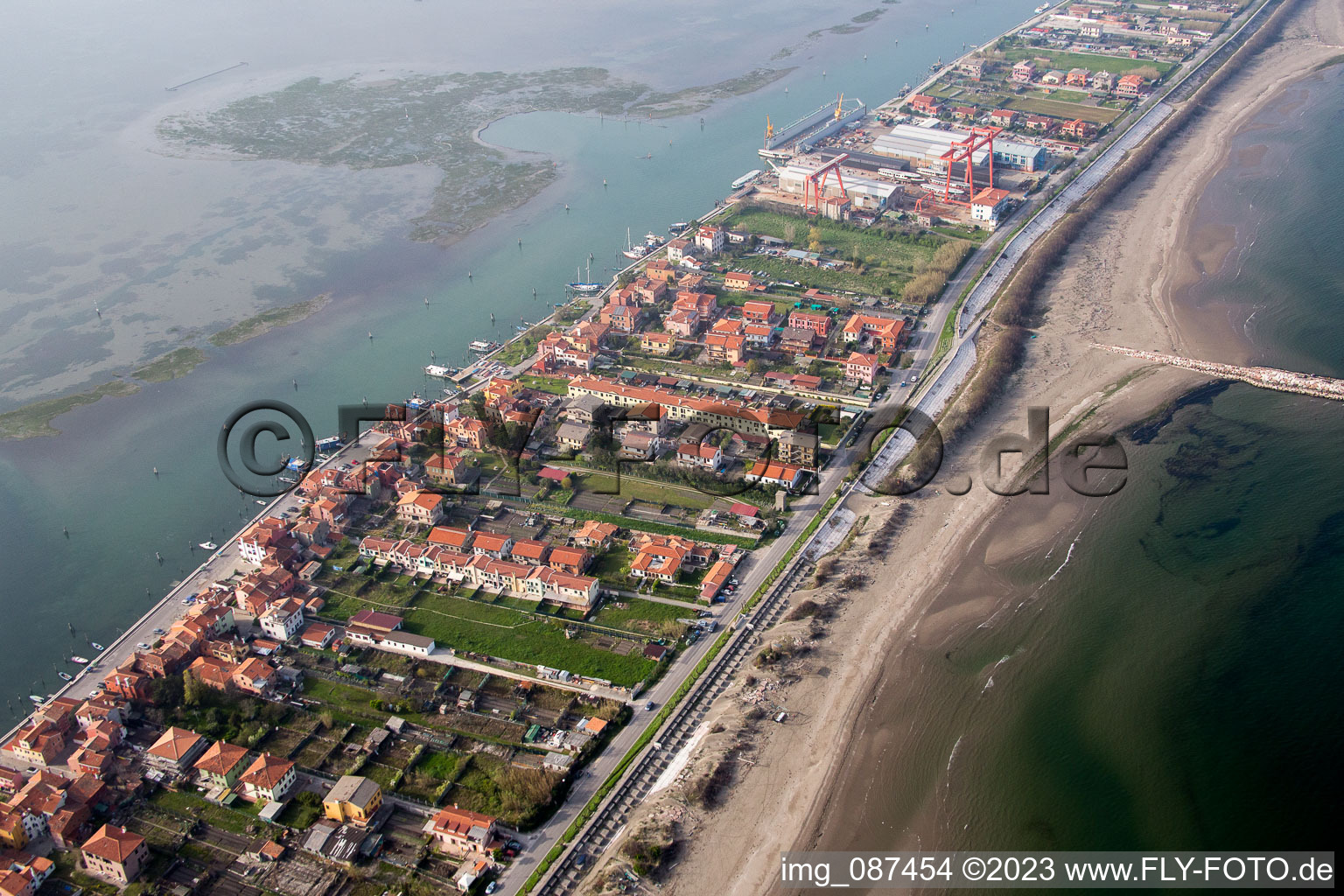 Photographie aérienne de Vue de la ville sur la côte méditerranéenne à San Vito dans le département Vénétie, Italie