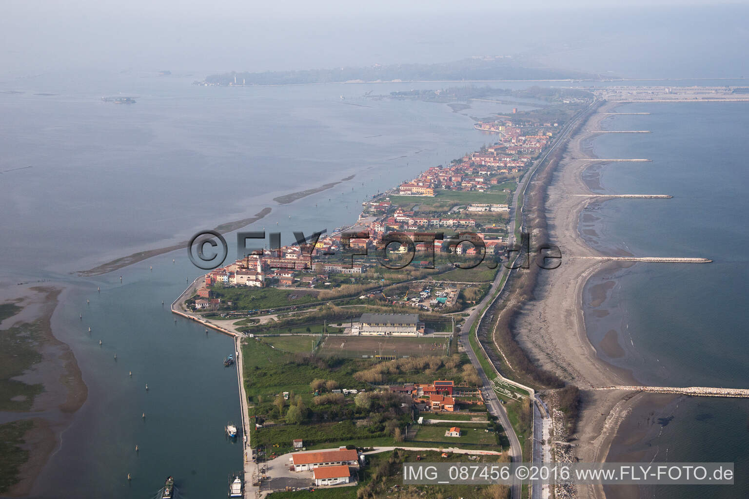 Vue aérienne de Développement résidentiel sur la péninsule du Lido di Venecia dans le quartier San Pietro in Volta à Venise à San Pietro in Volta dans le département Vénétie, Italie