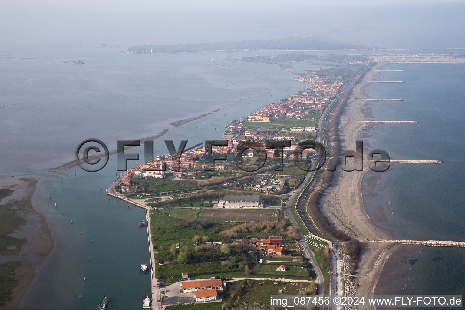 Vue aérienne de Développement résidentiel sur la péninsule du Lido di Venecia dans le quartier San Pietro in Volta à Venise à San Pietro in Volta dans le département Vénétie, Italie