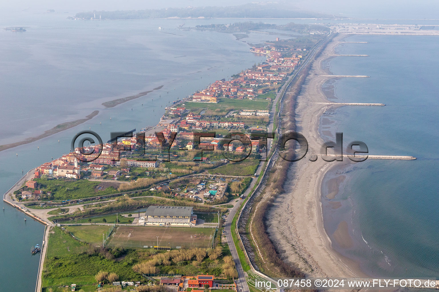 Vue aérienne de Développement de bâtiments résidentiels sur la péninsule du Lido di Venecia dans le quartier de San Pietro in Volta en Vénétie à Venedig dans le département Metropolitanstadt Venedig, Italie