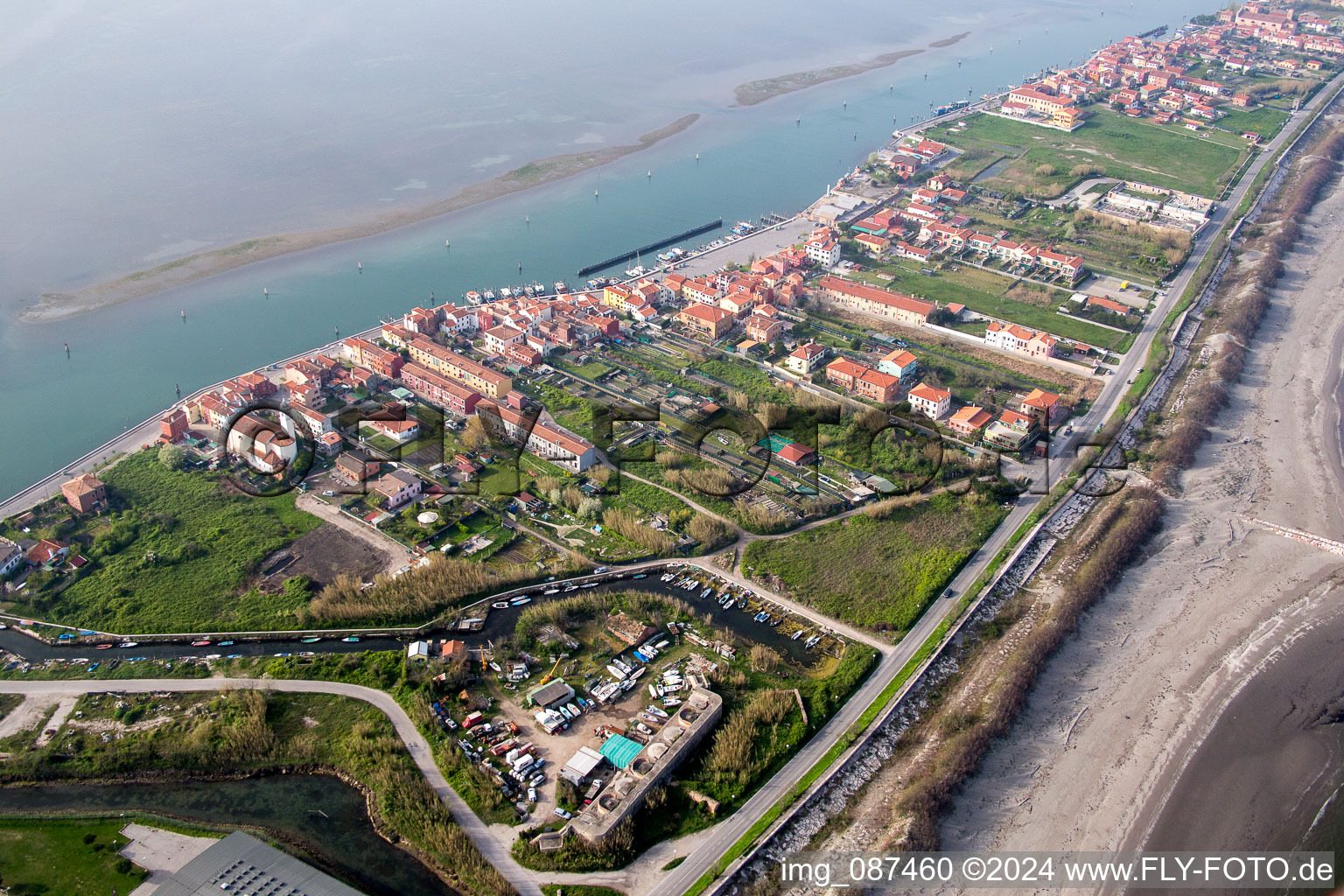 Vue oblique de Développement résidentiel sur la péninsule du Lido di Venecia dans le quartier San Pietro in Volta à Venise à San Pietro in Volta dans le département Vénétie, Italie