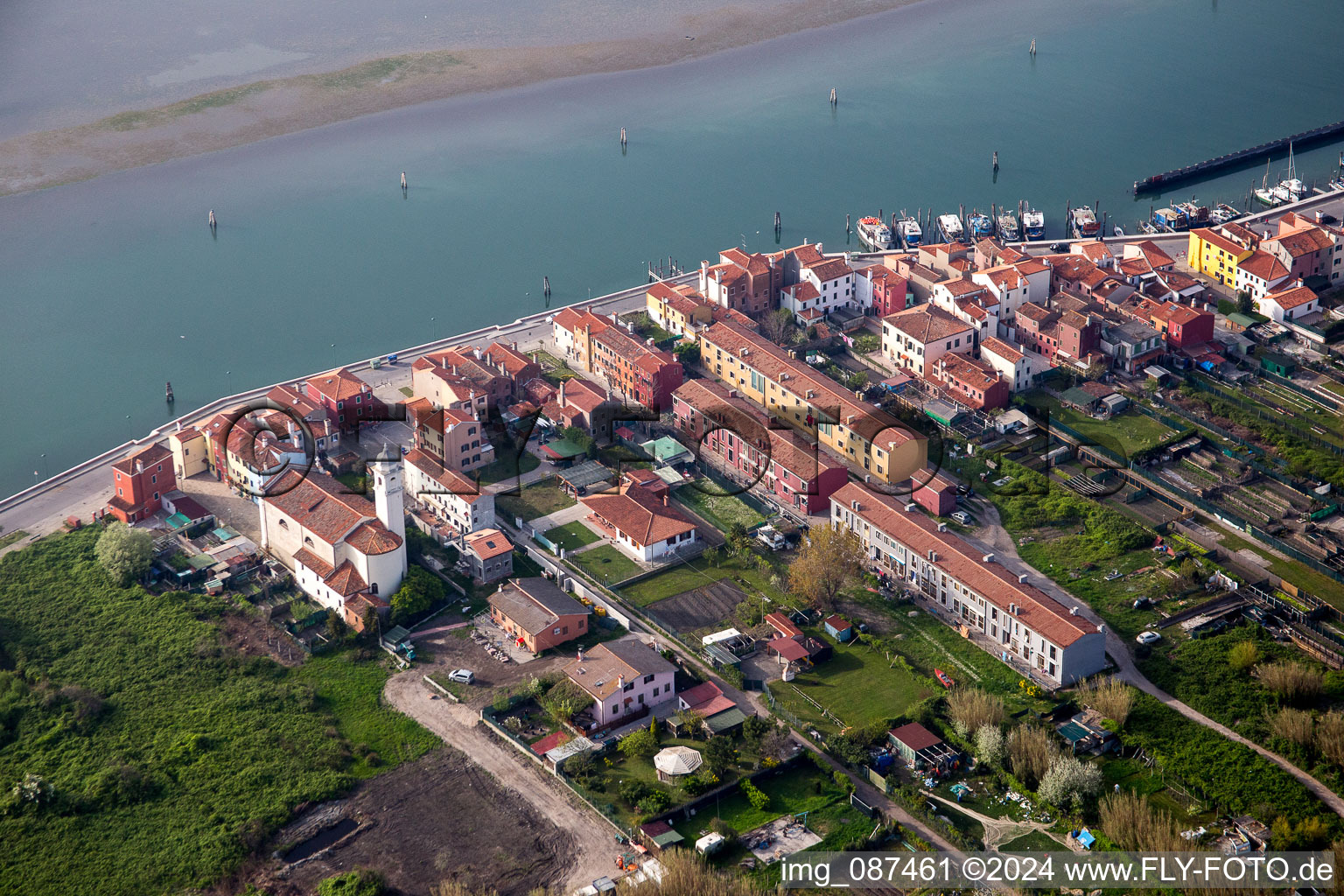 Développement de bâtiments résidentiels sur la péninsule du Lido di Venecia en Vénétie à le quartier San Pietro in Volta in Venedig dans le département Metropolitanstadt Venedig, Italie d'en haut