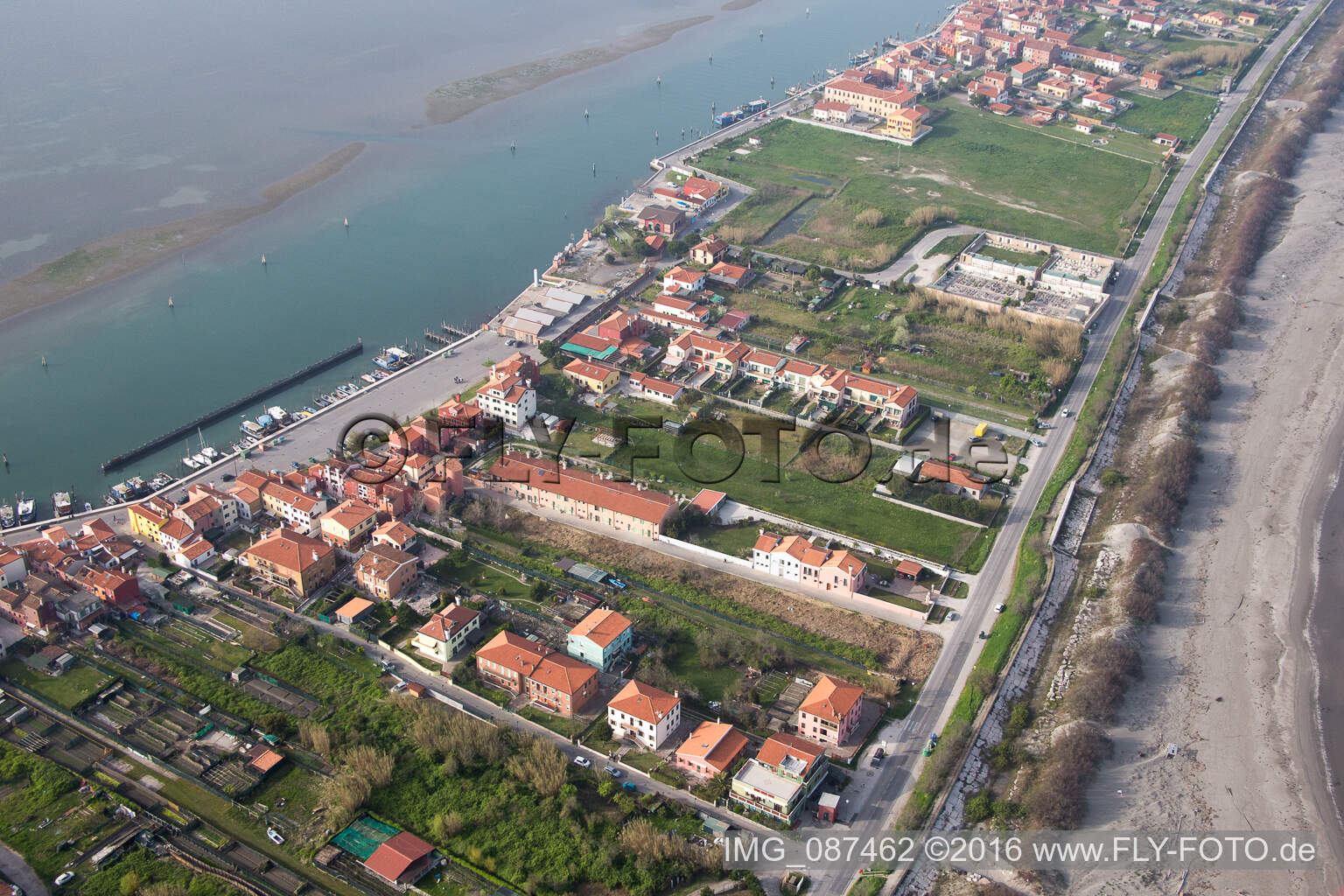 Développement résidentiel sur la péninsule du Lido di Venecia dans le quartier San Pietro in Volta à Venise à San Pietro in Volta dans le département Vénétie, Italie hors des airs