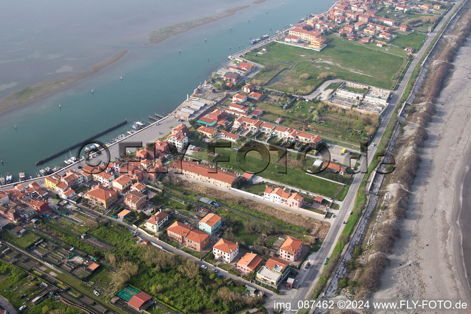 Développement résidentiel sur la péninsule du Lido di Venecia dans le quartier San Pietro in Volta à Venise à San Pietro in Volta dans le département Vénétie, Italie hors des airs