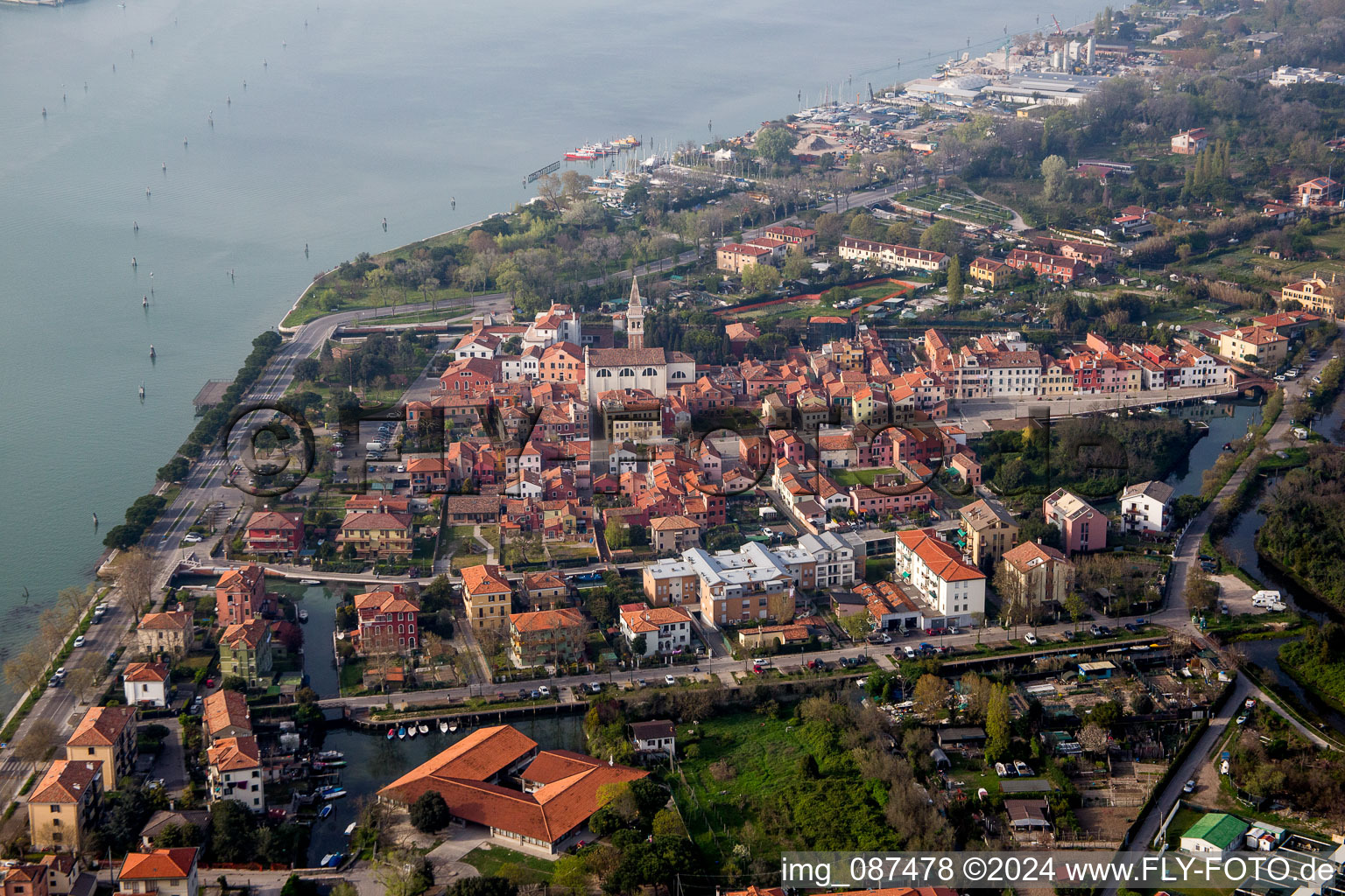 Vue aérienne de Vue des rues et des maisons des quartiers résidentiels à Malamocco dans le département Vénétie, Italie