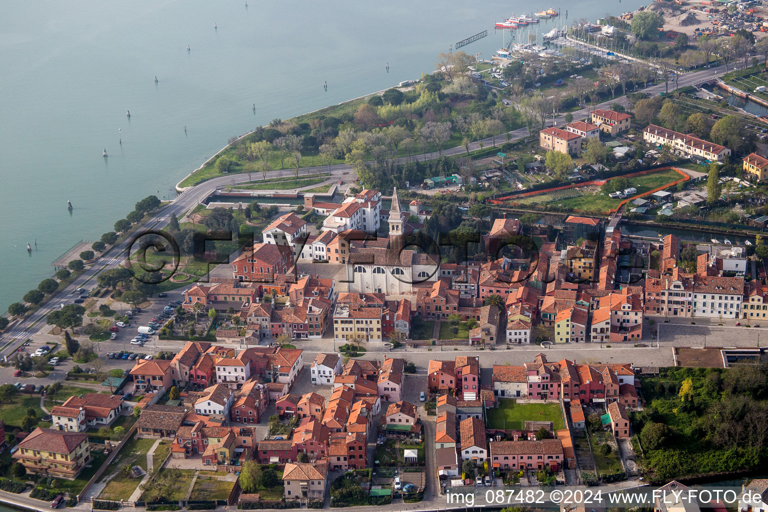 Vue aérienne de Centre villageois en bord de mer zone de Lido de Venedig dans le district de Malamoco en Lido en Vénétie à le quartier Lido in Venedig dans le département Metropolitanstadt Venedig, Italie