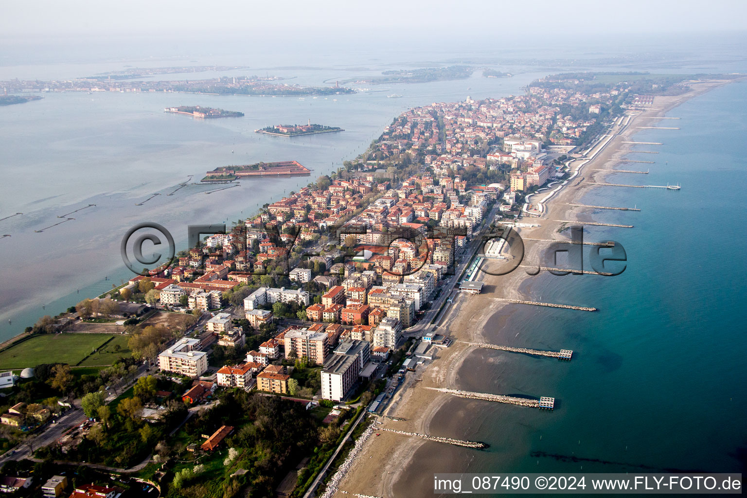 Vue aérienne de Développement de bâtiments résidentiels sur la péninsule Lido de Venedig-Pellestrina en Lido à le quartier Lido in Venedig dans le département Metropolitanstadt Venedig, Italie