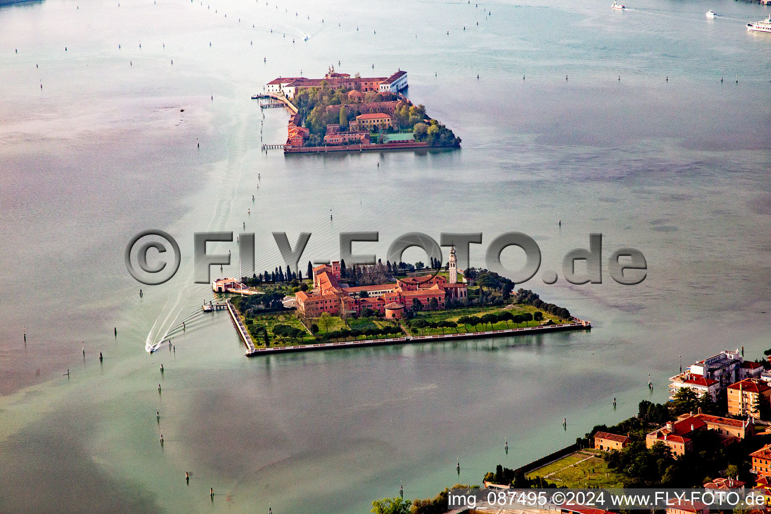 Vue aérienne de Zone côtière de l'Isola Di San Lazzaro et San Servolo - Île du Lido à Venedig dans le département Metropolitanstadt Venedig, Italie