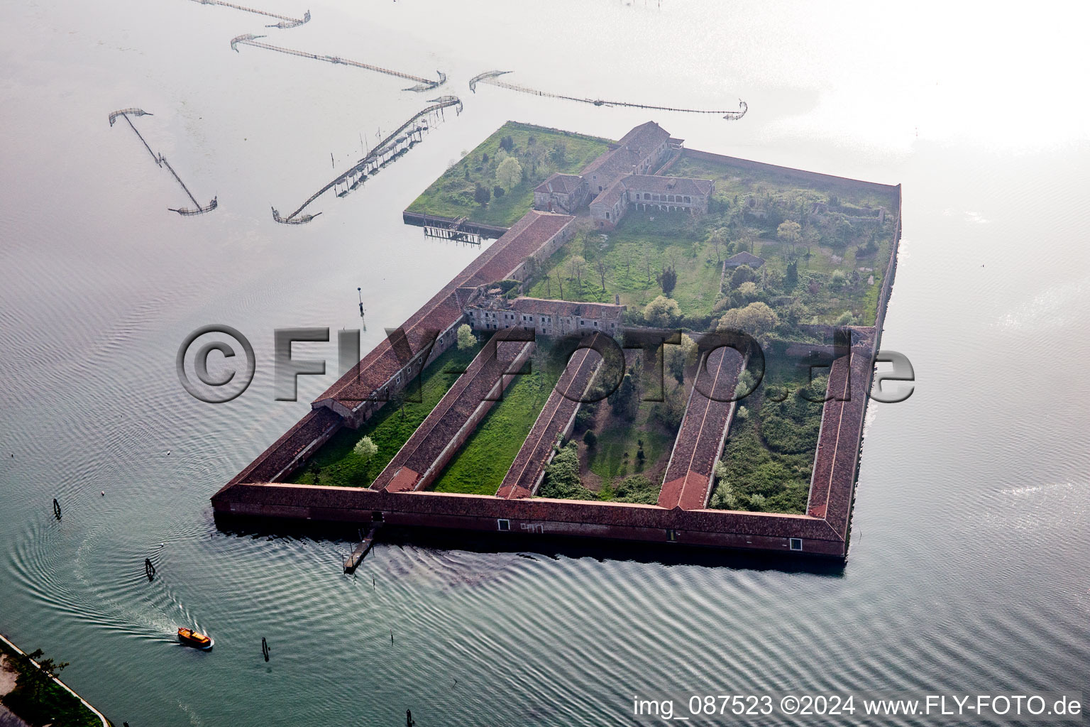 Vue aérienne de Lido de Venise, Lazzaretto Vecchio à Venezia dans le département Vénétie, Italie