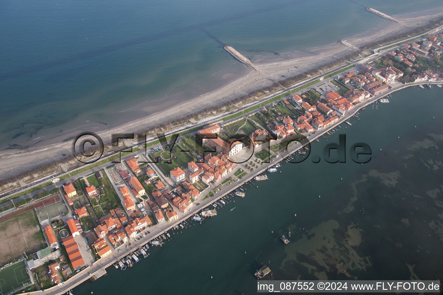 Vue aérienne de Vue de la ville sur la côte méditerranéenne de San Vito à Venedig dans le département Metropolitanstadt Venedig, Italie