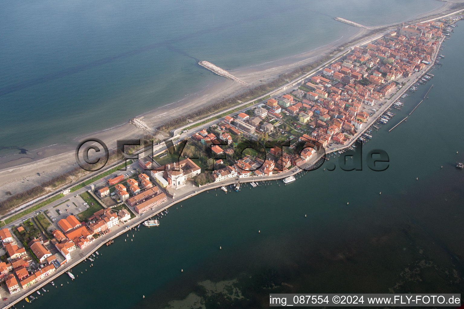 Vue aérienne de Vue de la ville sur la côte méditerranéenne de San Vito à Venedig dans le département Metropolitanstadt Venedig, Italie