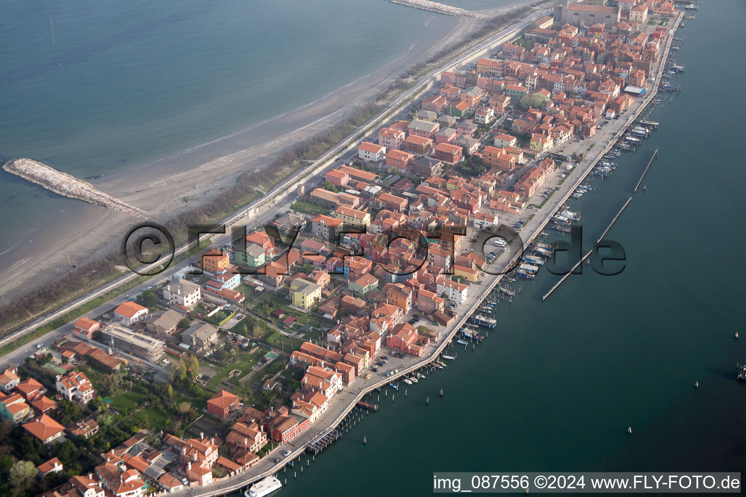 Vue oblique de Vue de la ville sur la côte méditerranéenne à San Vito dans le département Vénétie, Italie