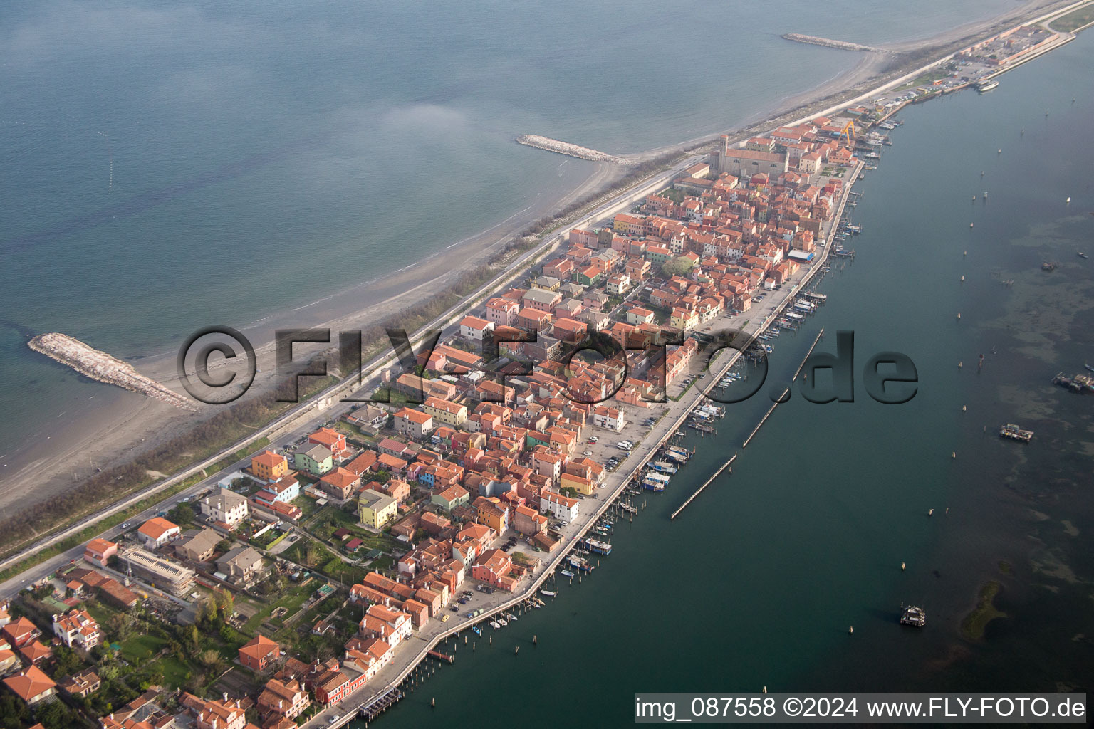 Vue de la ville sur la côte méditerranéenne à San Vito dans le département Vénétie, Italie d'en haut