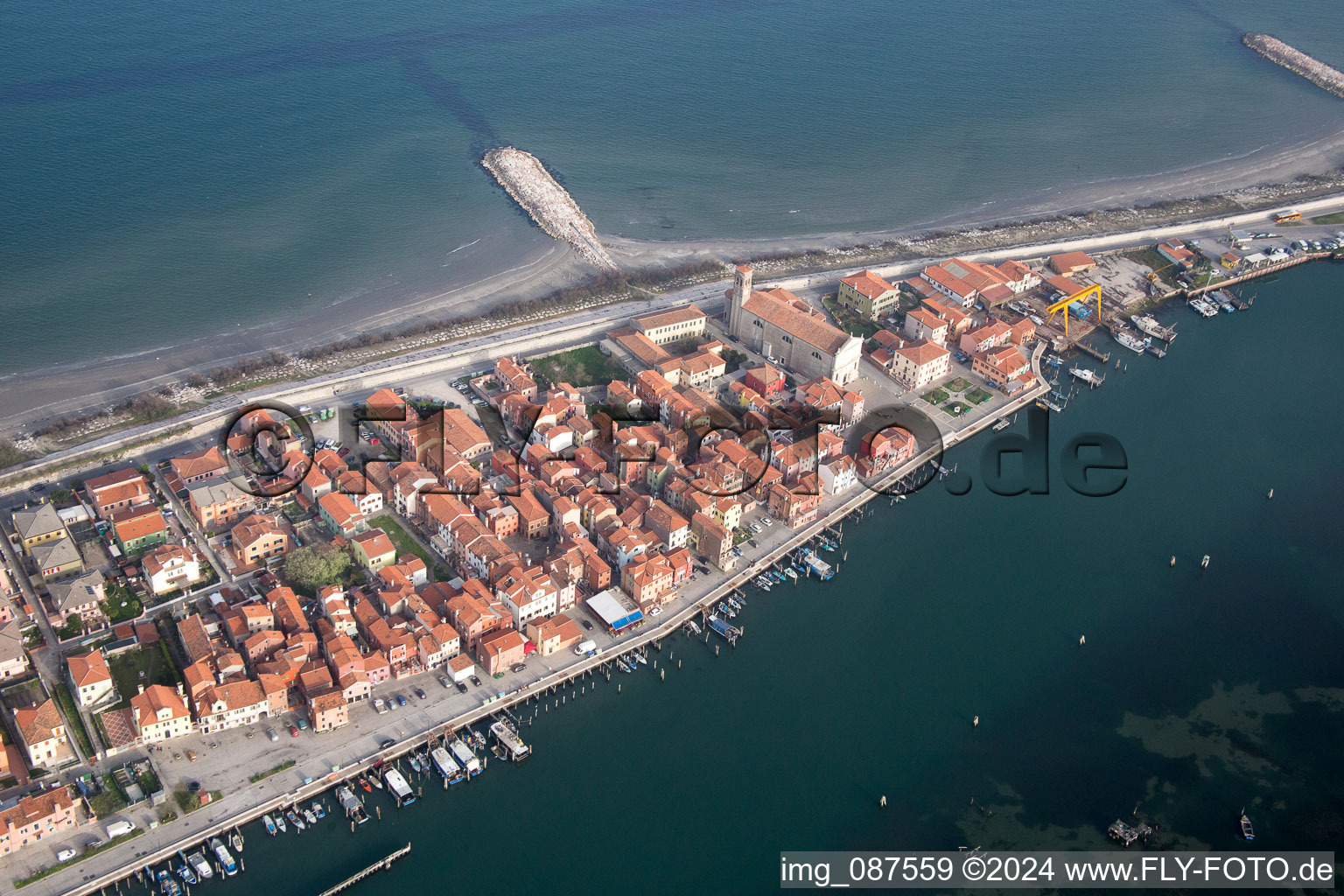 Vue de la ville sur la côte méditerranéenne à San Vito dans le département Vénétie, Italie hors des airs