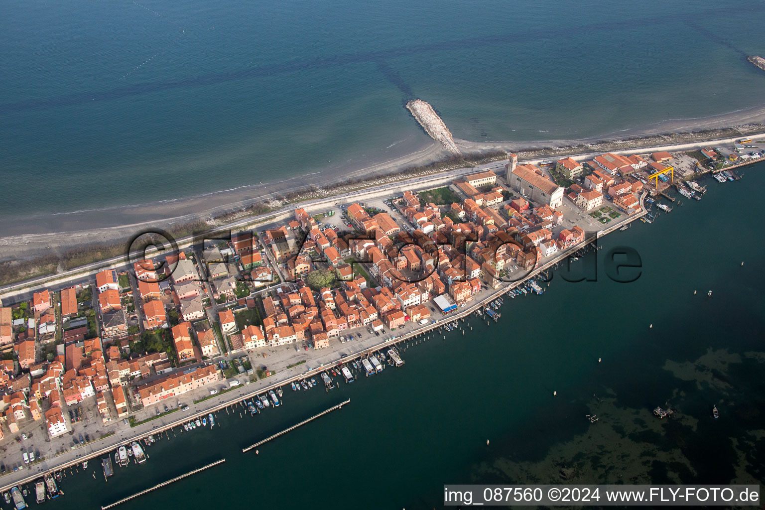 Photographie aérienne de Vue de la ville sur la côte méditerranéenne de San Vito à Venedig dans le département Metropolitanstadt Venedig, Italie