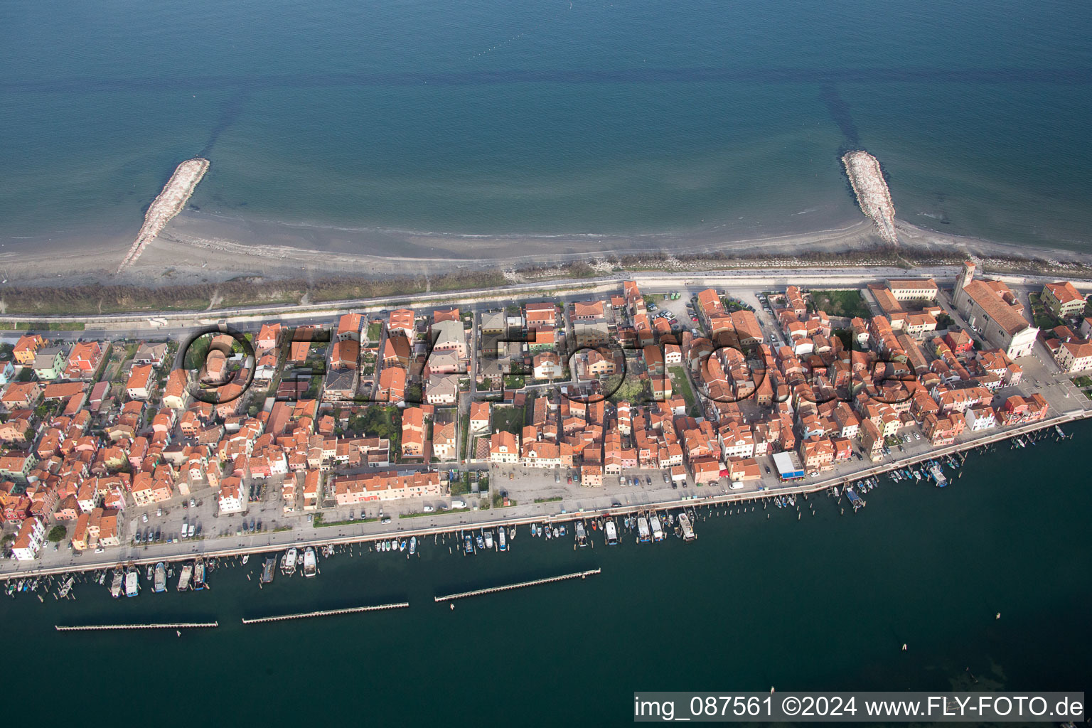 Vue de la ville sur la côte méditerranéenne à San Vito dans le département Vénétie, Italie vue d'en haut