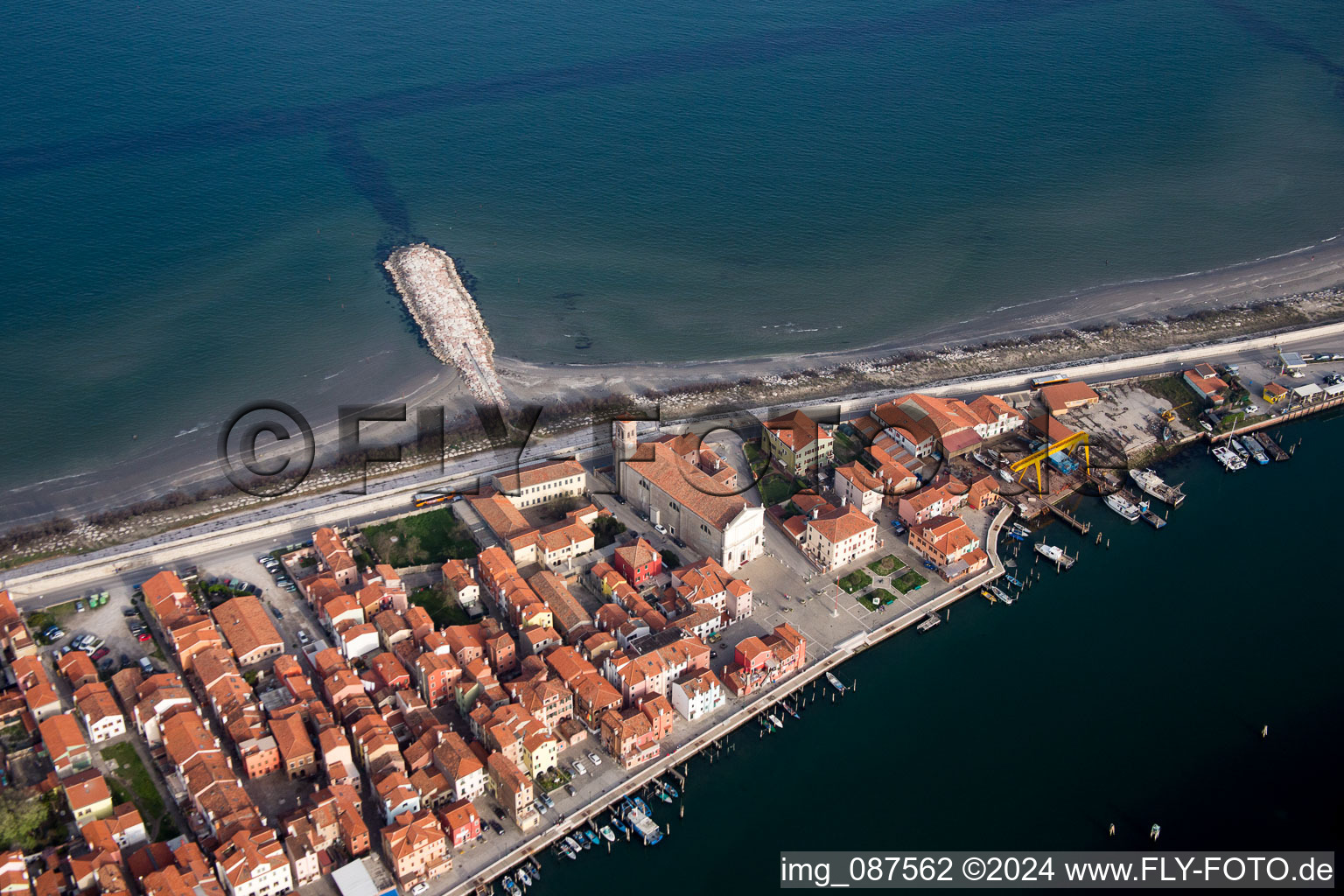 Vue oblique de Vue de la ville sur la côte méditerranéenne de San Vito à Venedig dans le département Metropolitanstadt Venedig, Italie